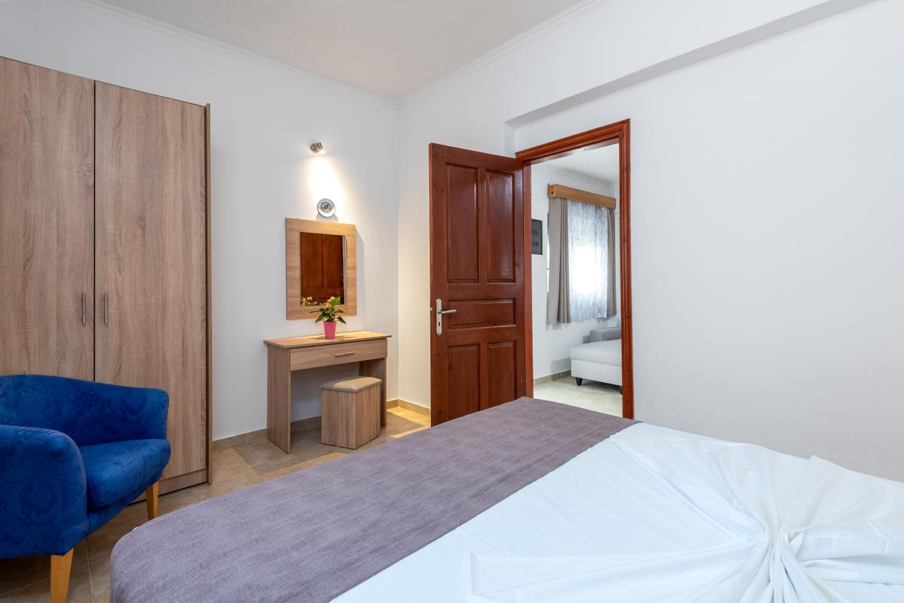 Junior Suite with Pool View - Photo 3