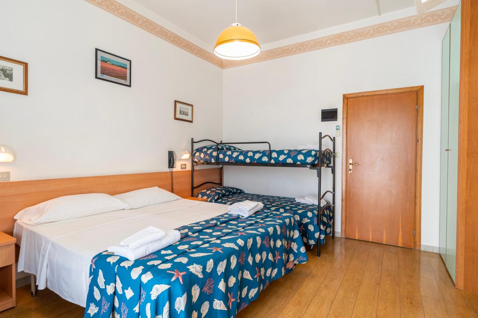 Sextuple Room with Side Sea View photo 3