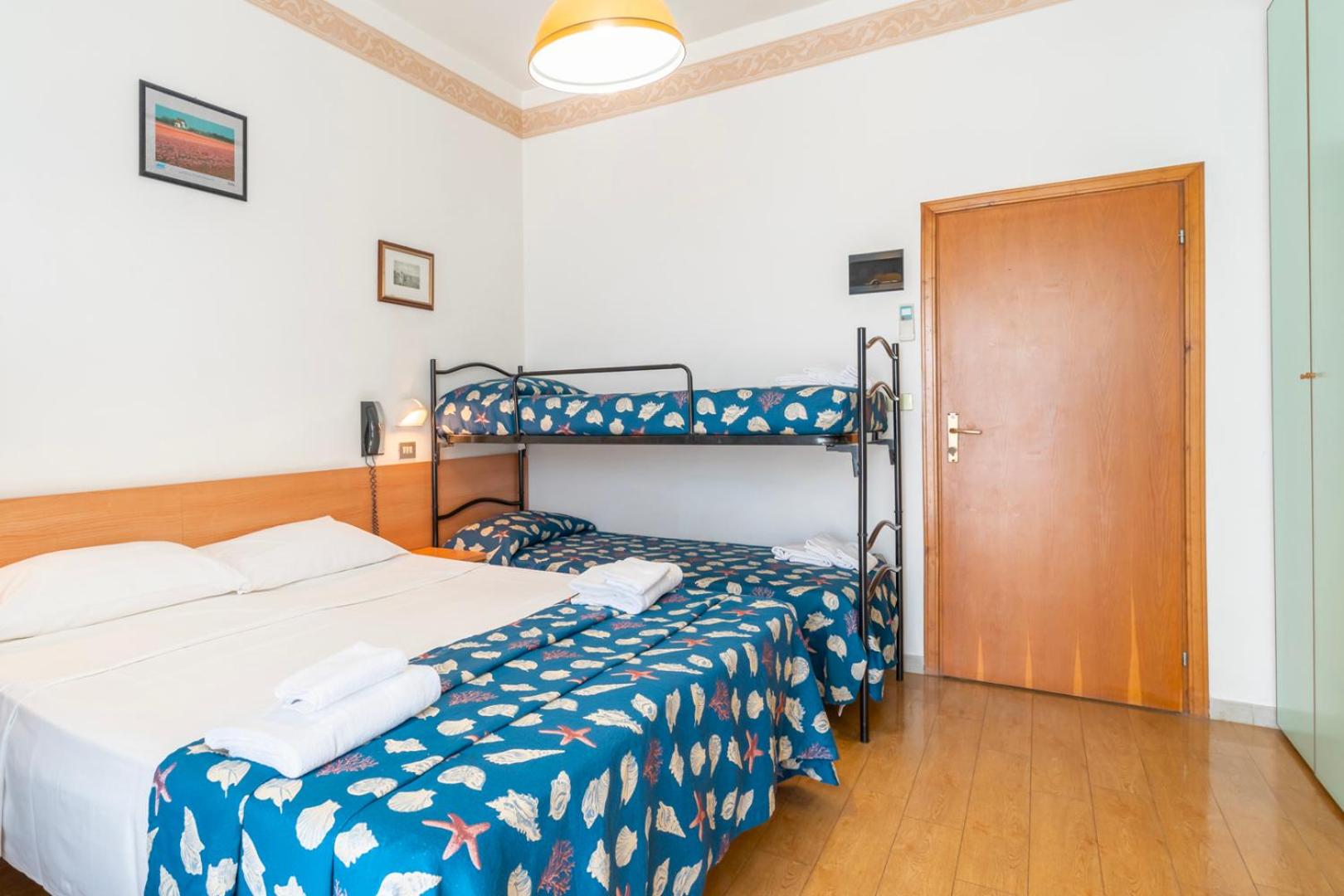 Sextuple Room with Side Sea View photo 1