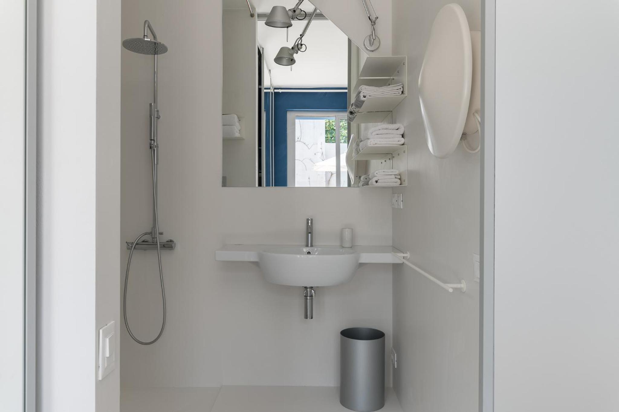 Double Room with Private Bathroom - Photo 8