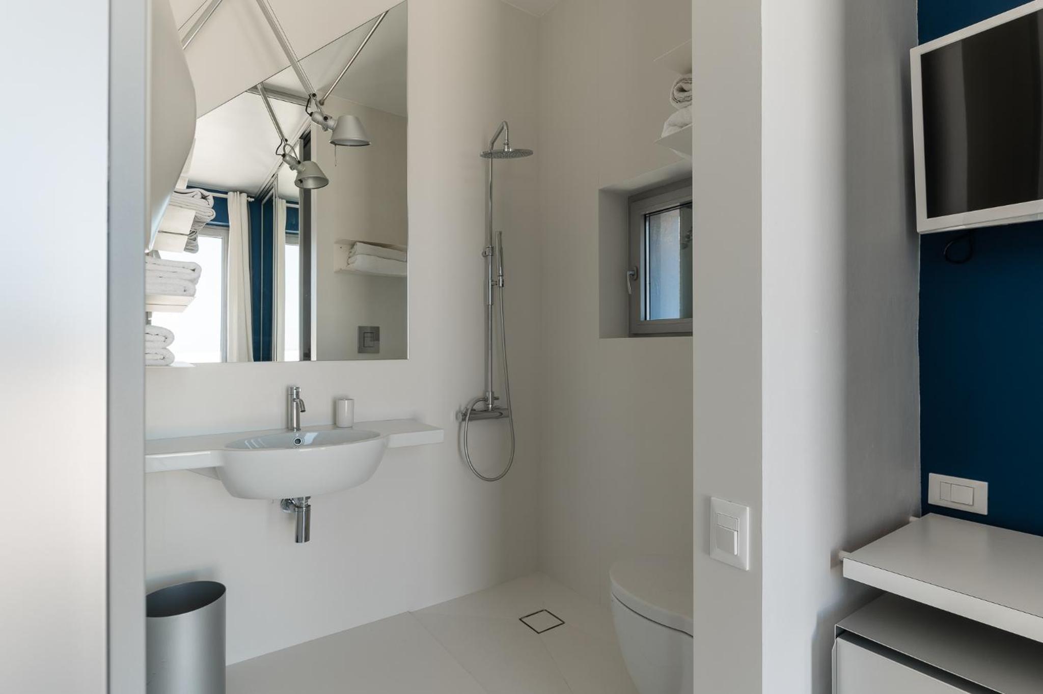 Double Room with Private Bathroom - Photo 22