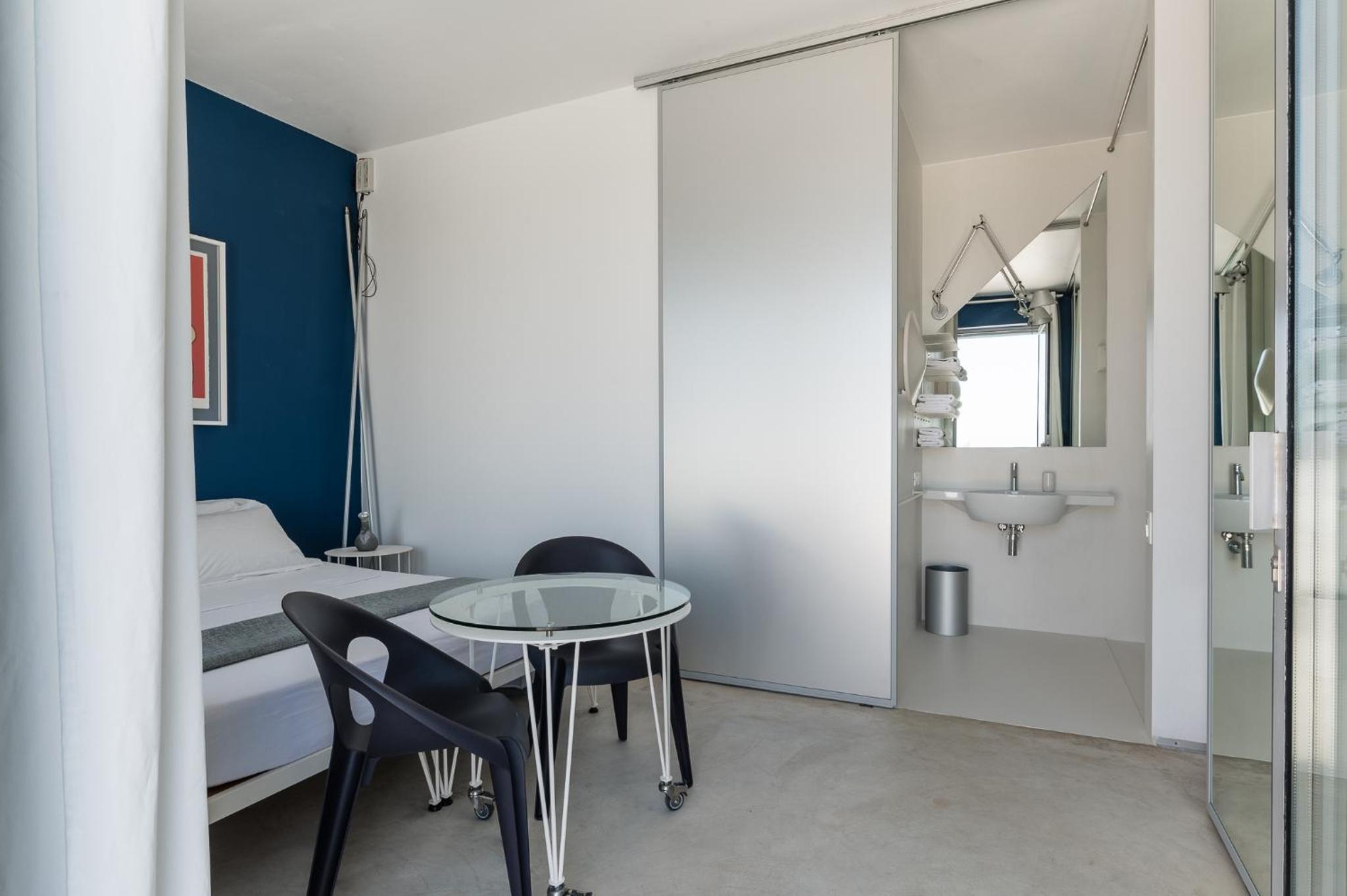 Double Room with Private Bathroom - Photo 18