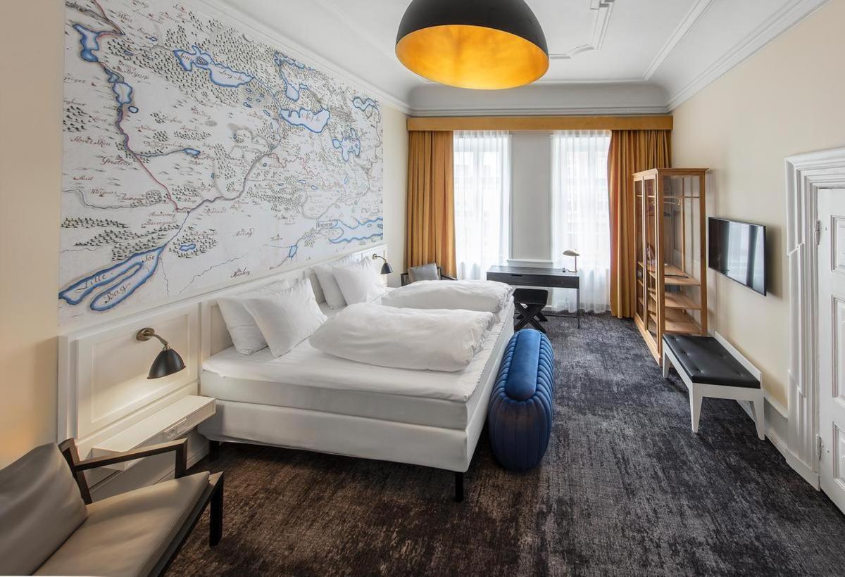 Suite - Photo 1