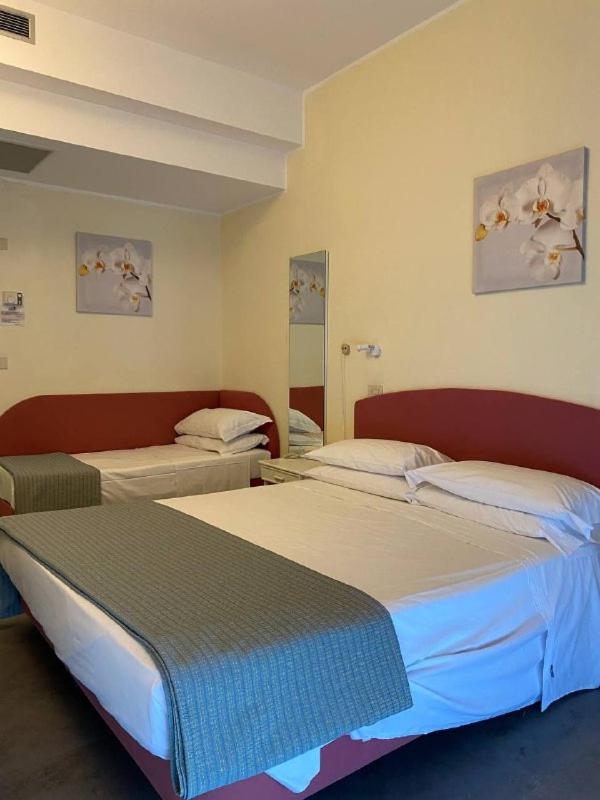 Comfort Triple Room with Balcony - Photo 4