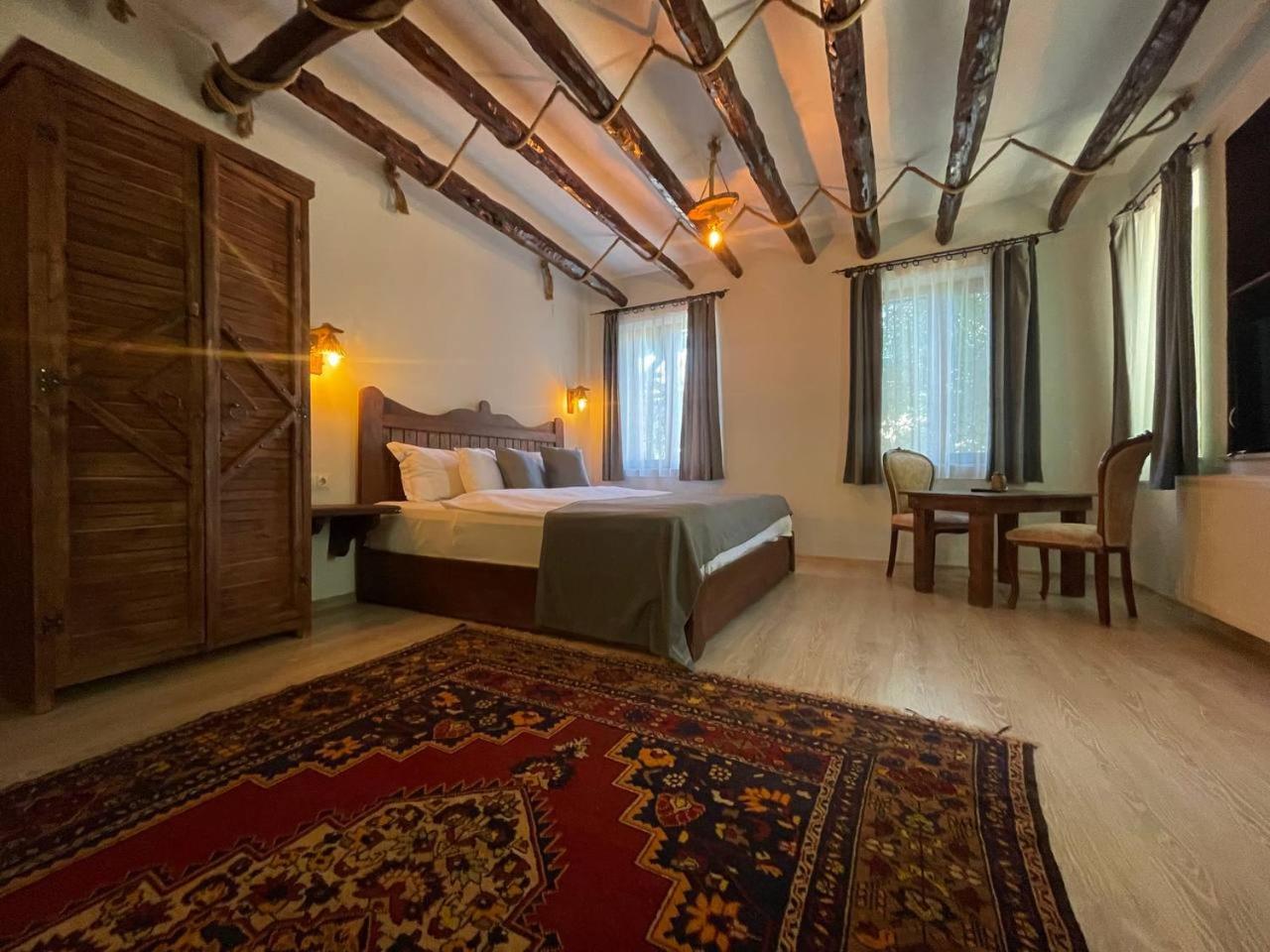 Honeymoon Suite with Jacuzzi - Photo 4