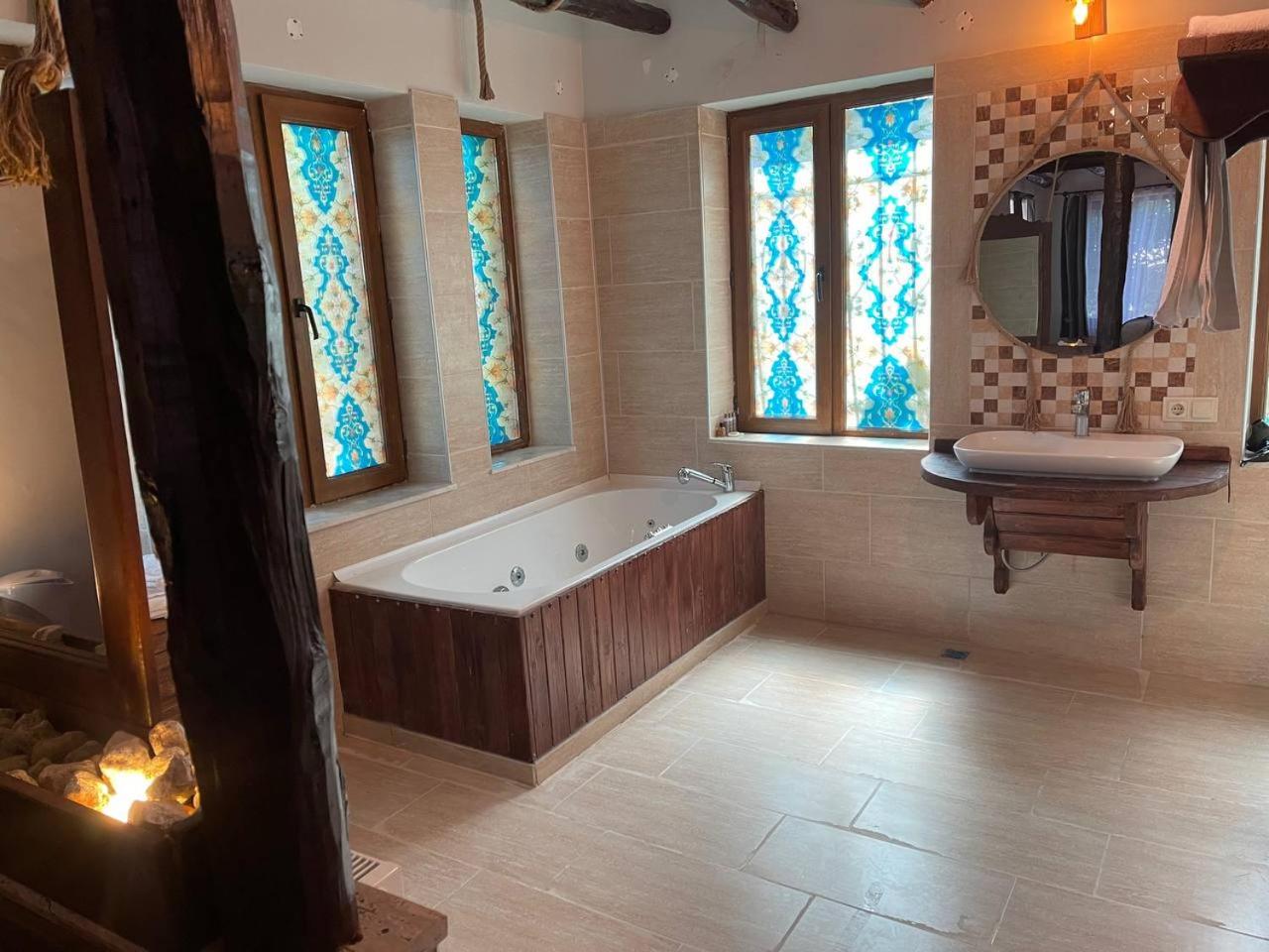 Honeymoon Suite with Jacuzzi - Photo 5