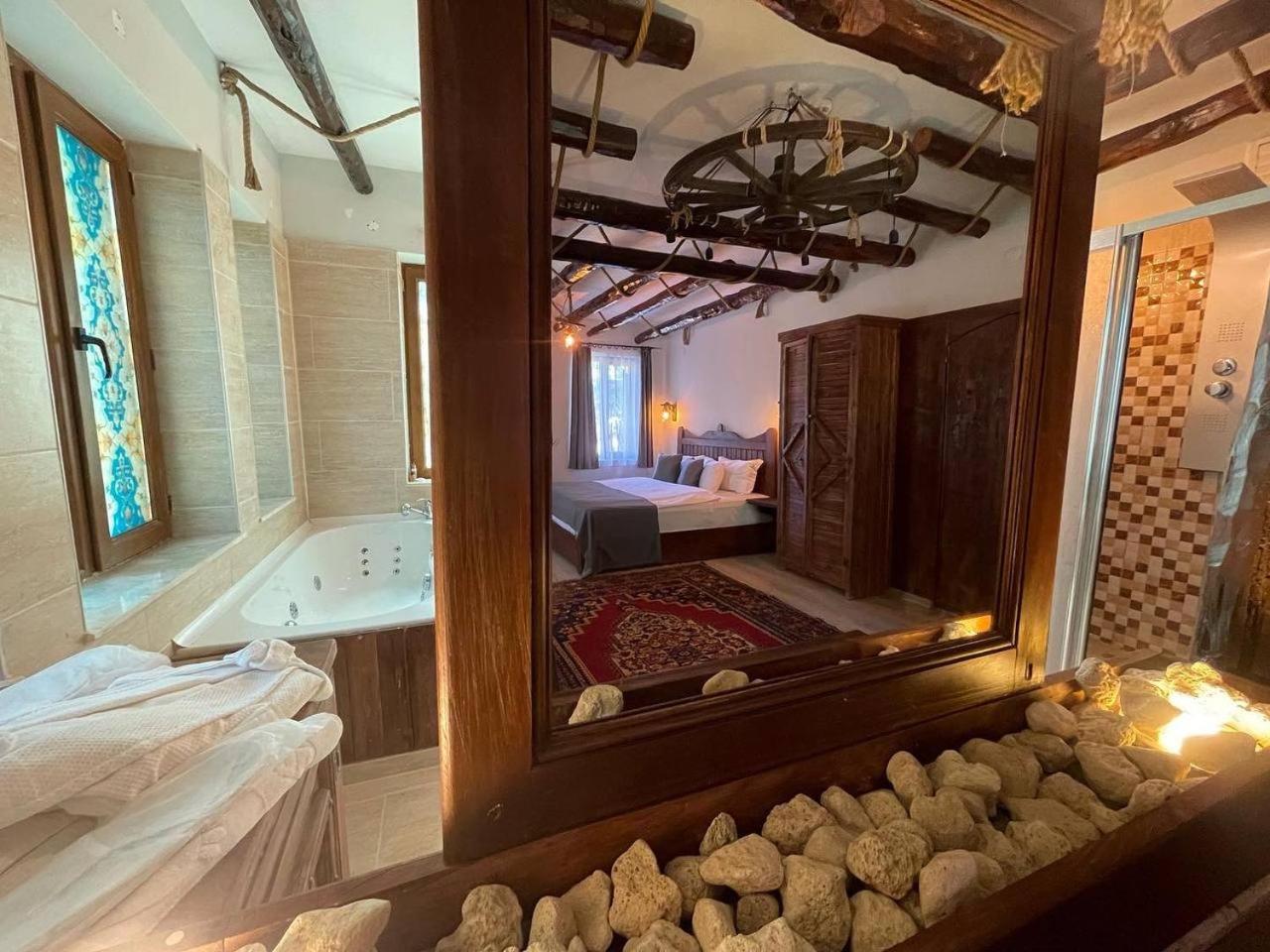 Honeymoon Suite with Jacuzzi - Photo 6