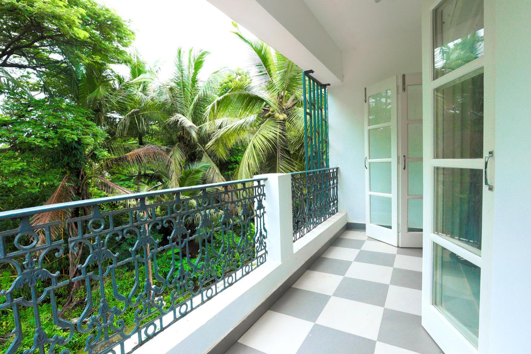 Deluxe Double Room with Balcony - Photo 8