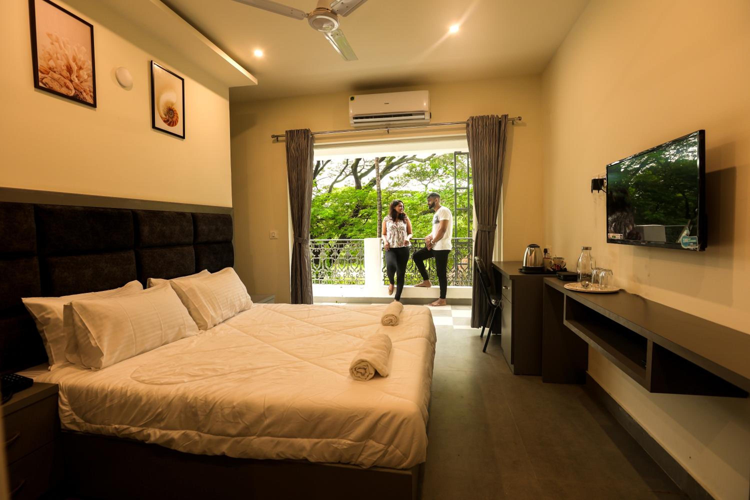 Deluxe Double Room with Balcony - Photo 15