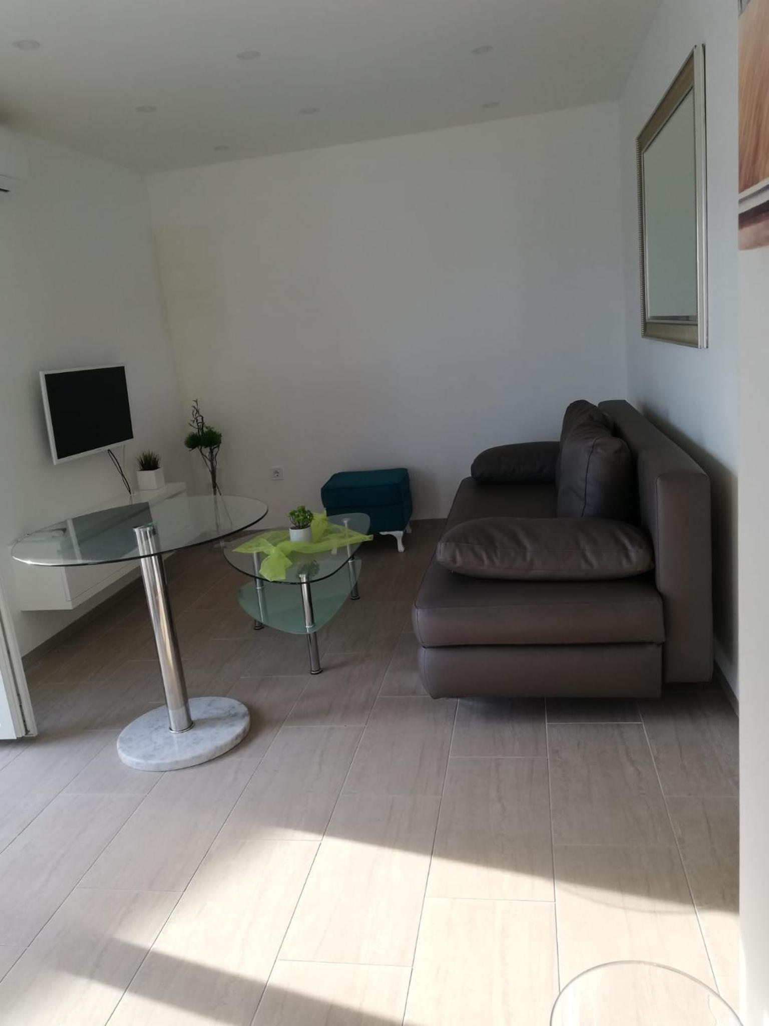 One-Bedroom Apartment - Photo 5