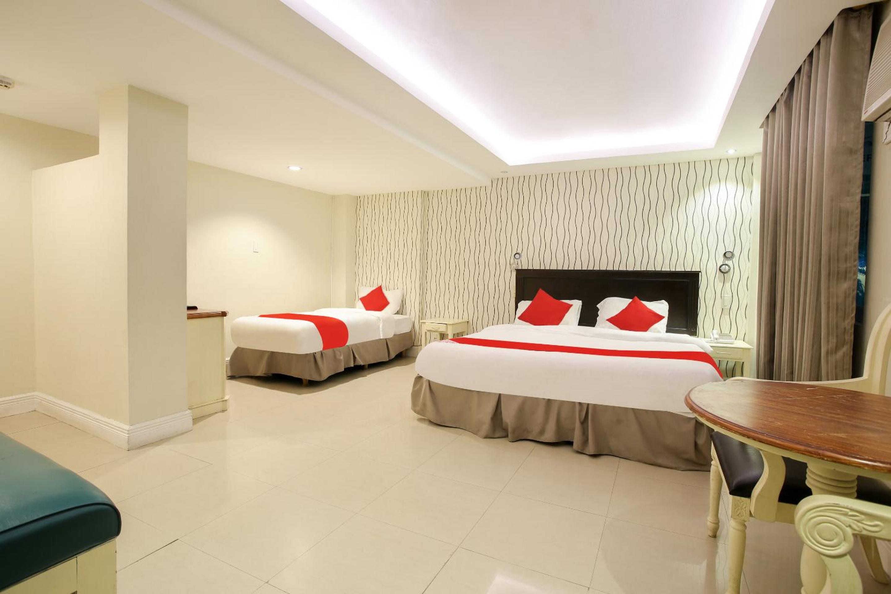 Executive Suite A - Photo 2
