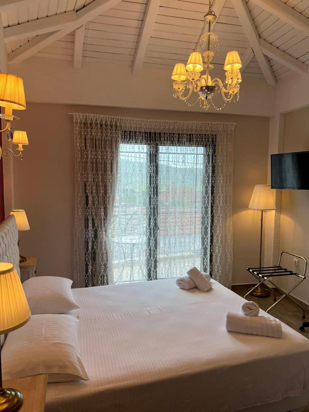 Deluxe Double Room with Balcony - Photo 7