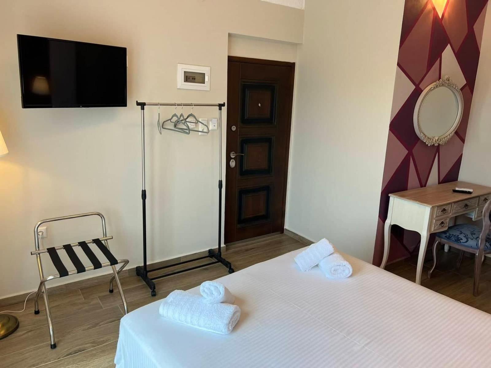 Deluxe Double Room with Balcony - Photo 2