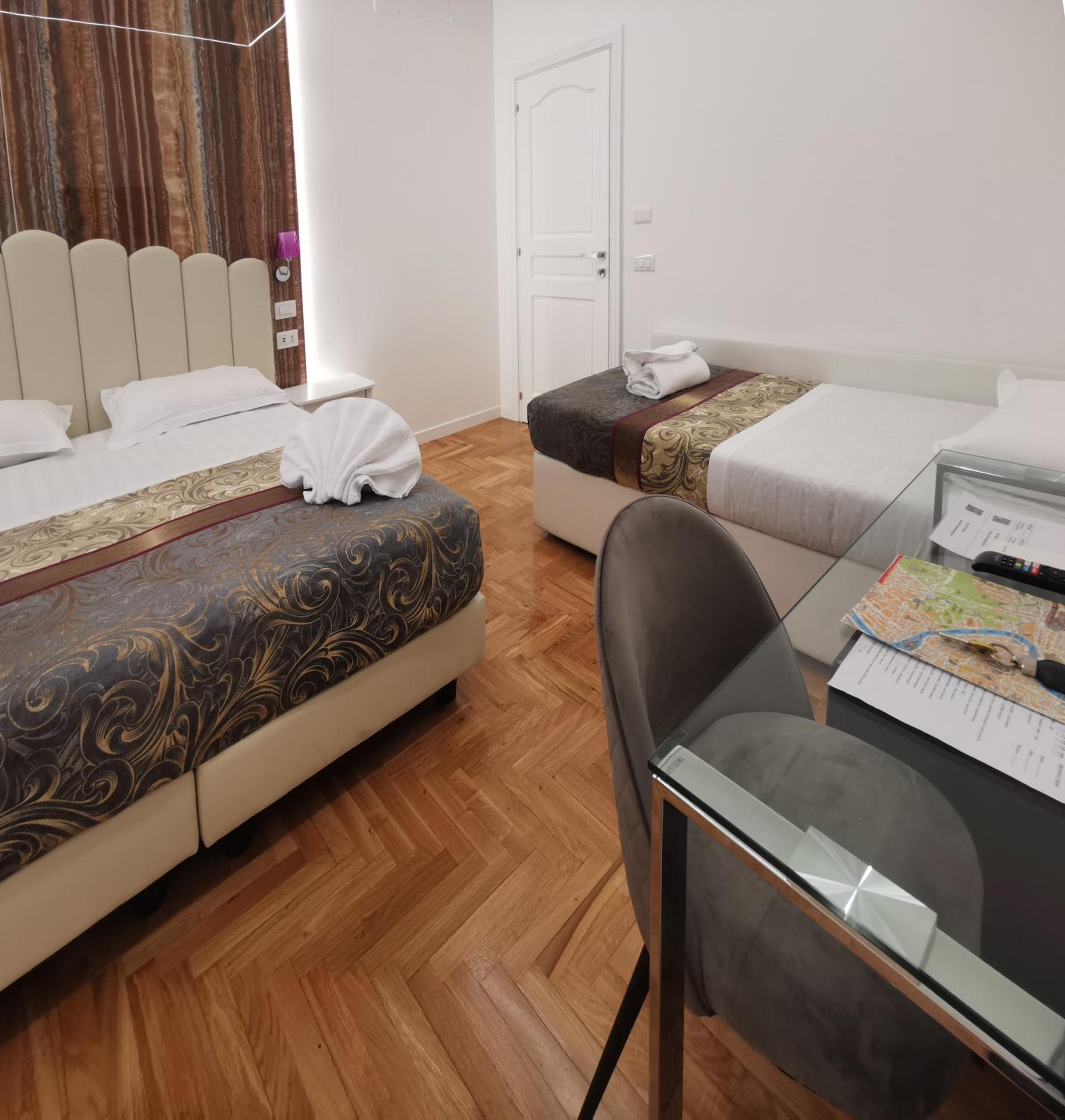 Deluxe Double or Twin Room photo 3