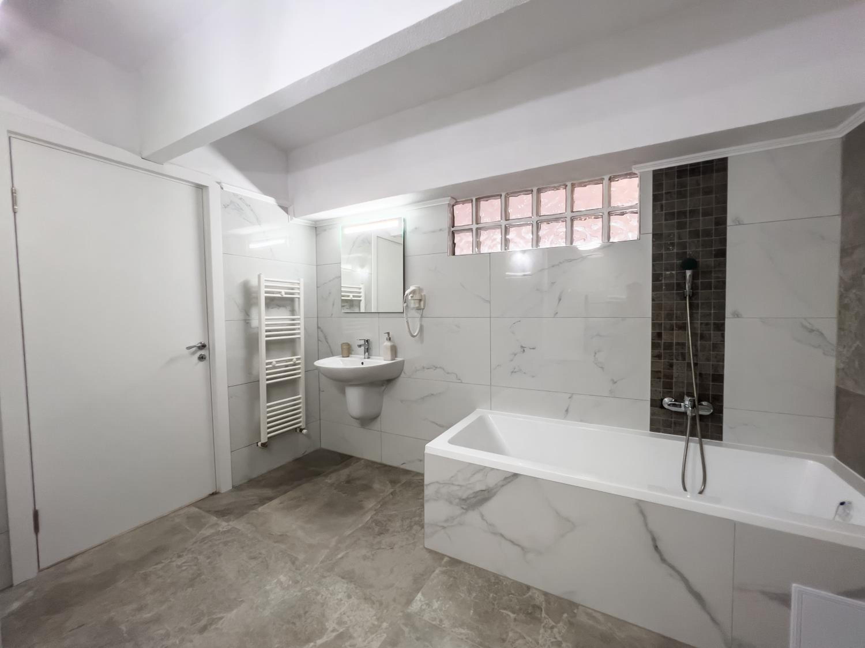 One-Bedroom Apartment - Photo 15