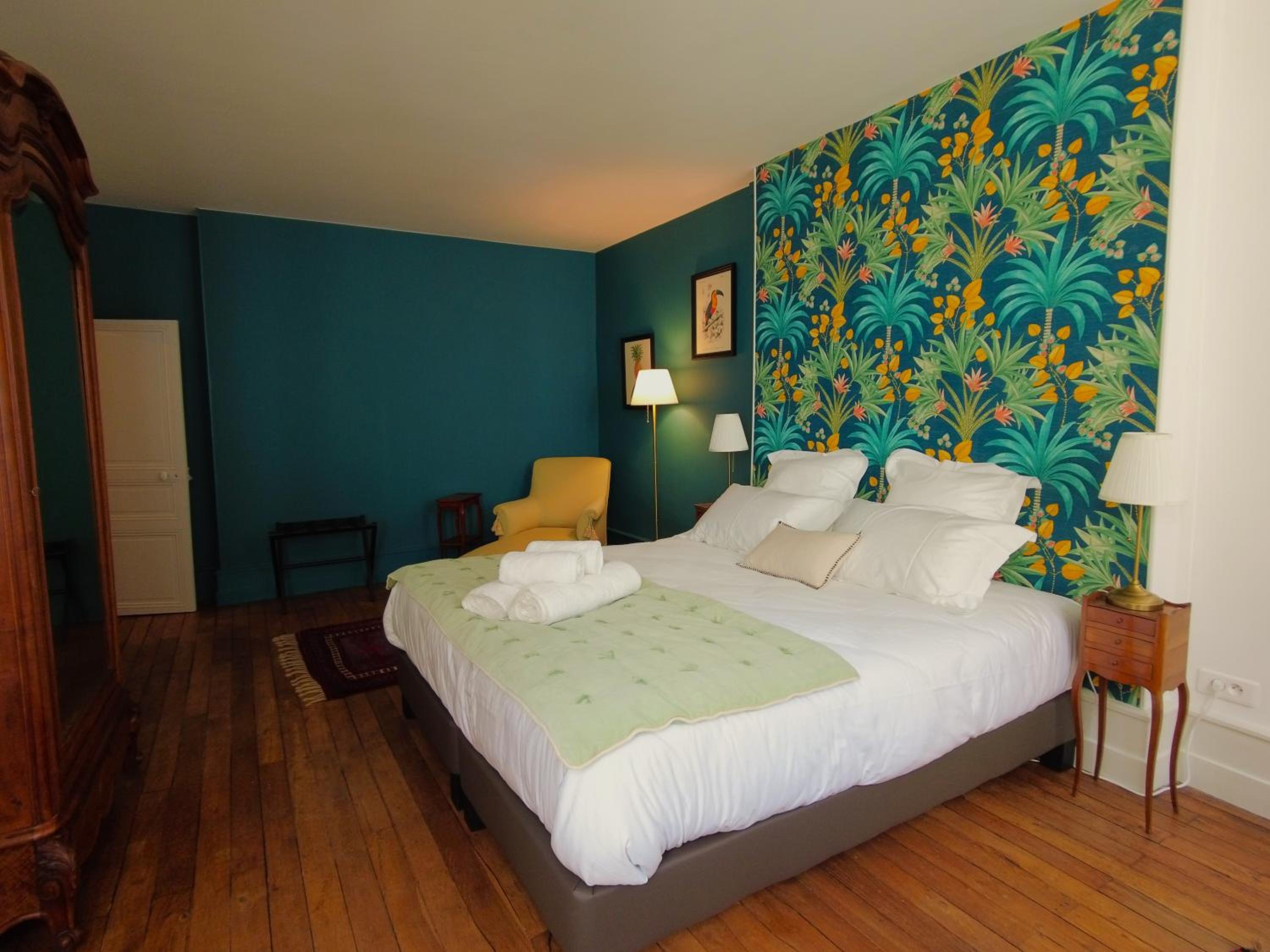 Deluxe Double Room (2 Adults + 1 Child) - Photo 1