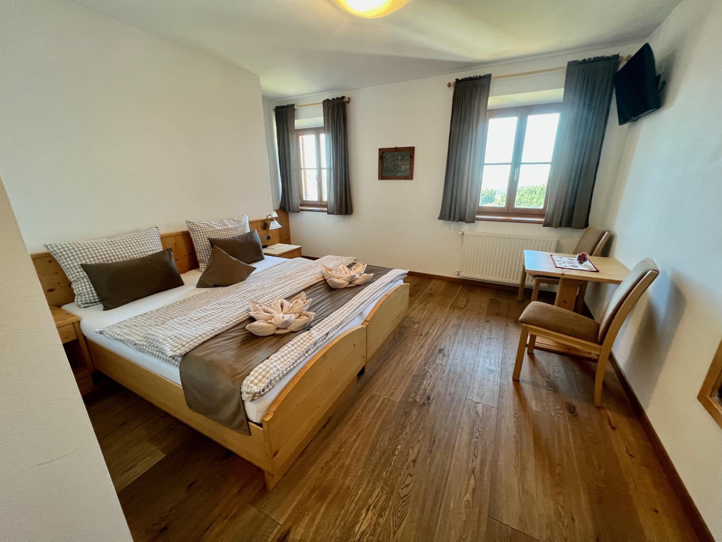 Standard Double or Twin Room with Mountain View photo 3