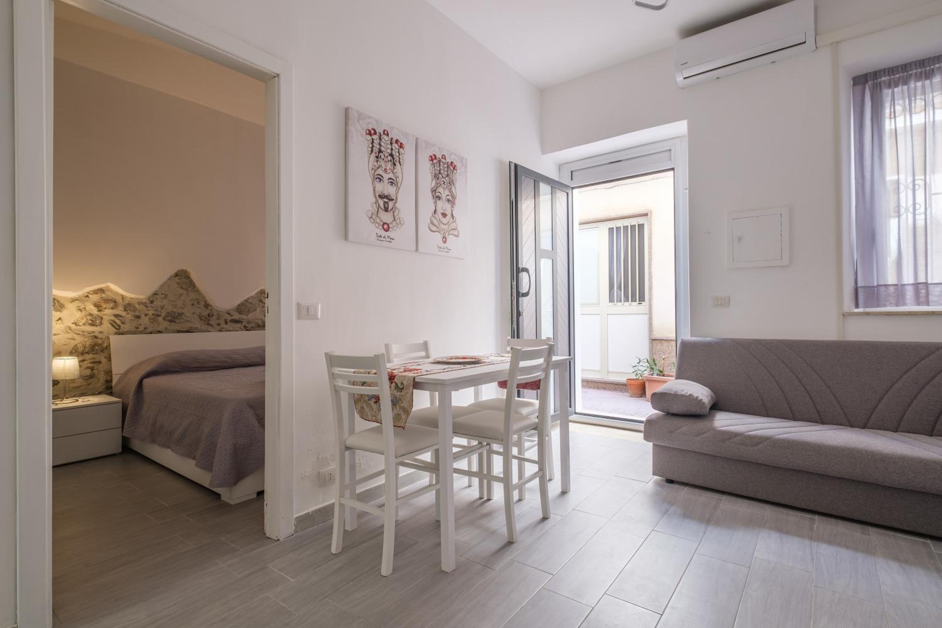 One-Bedroom House photo 1