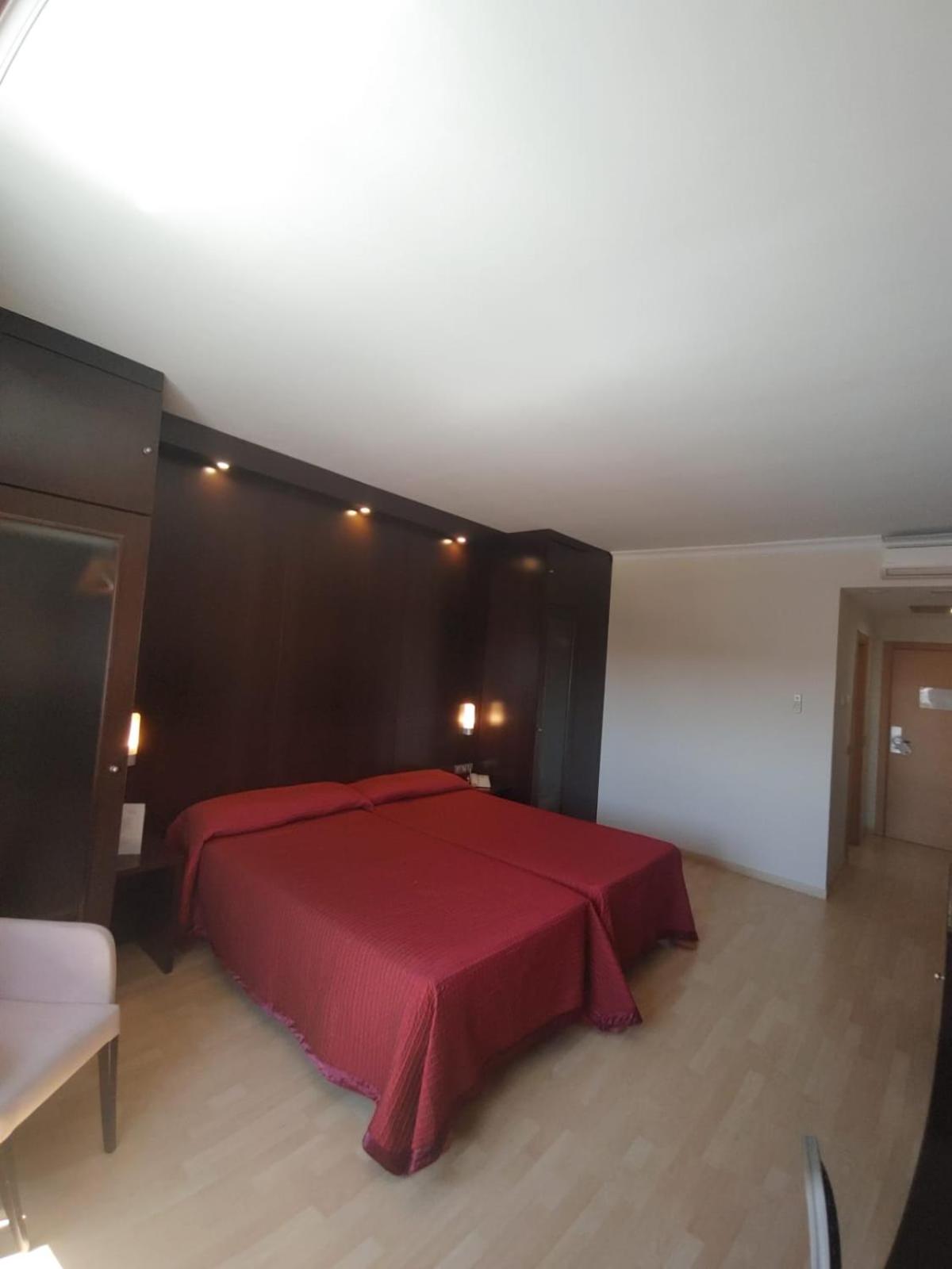 Twin Room - Photo 3