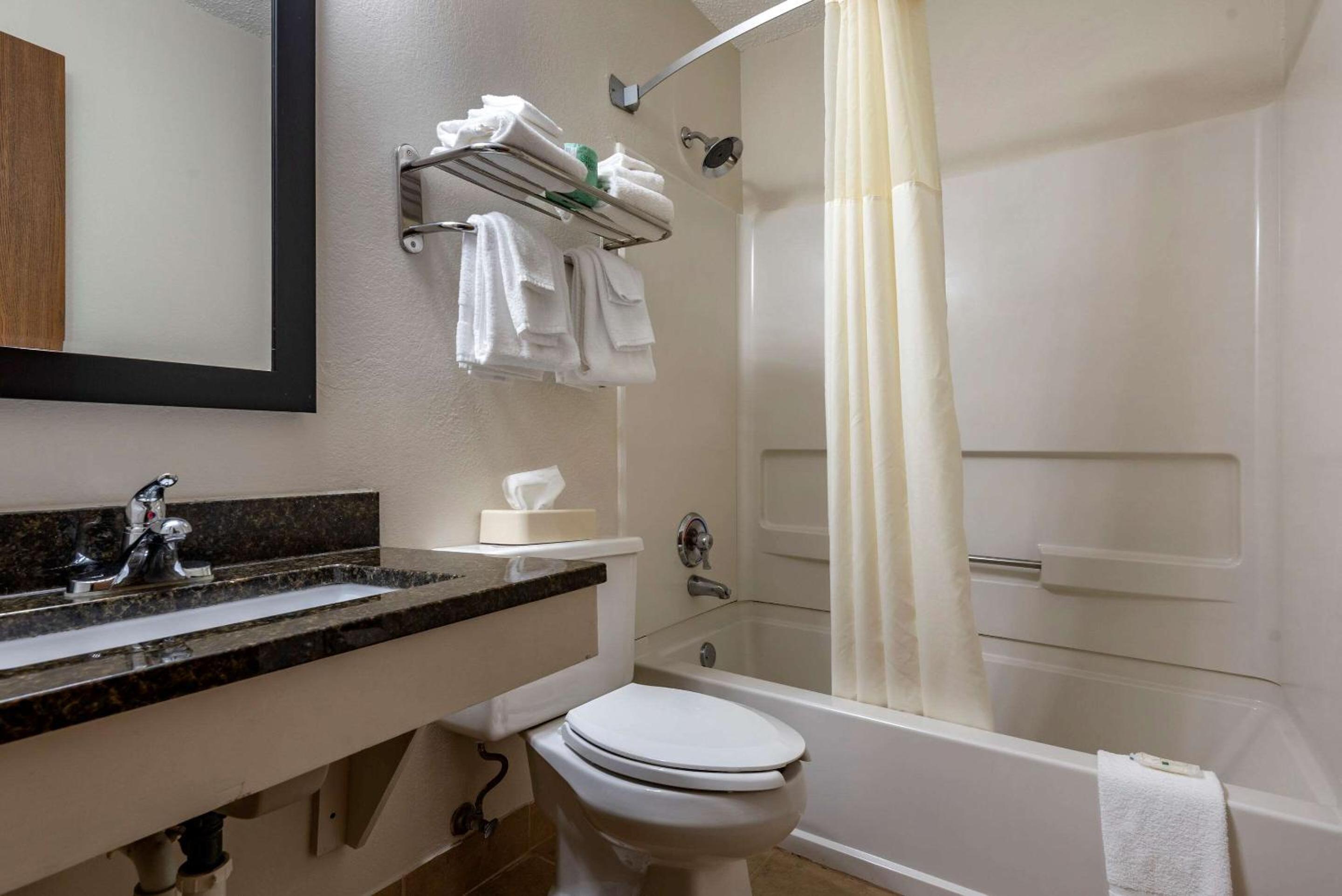 Double Room with Two Double Beds - Non-Smoking photo 3