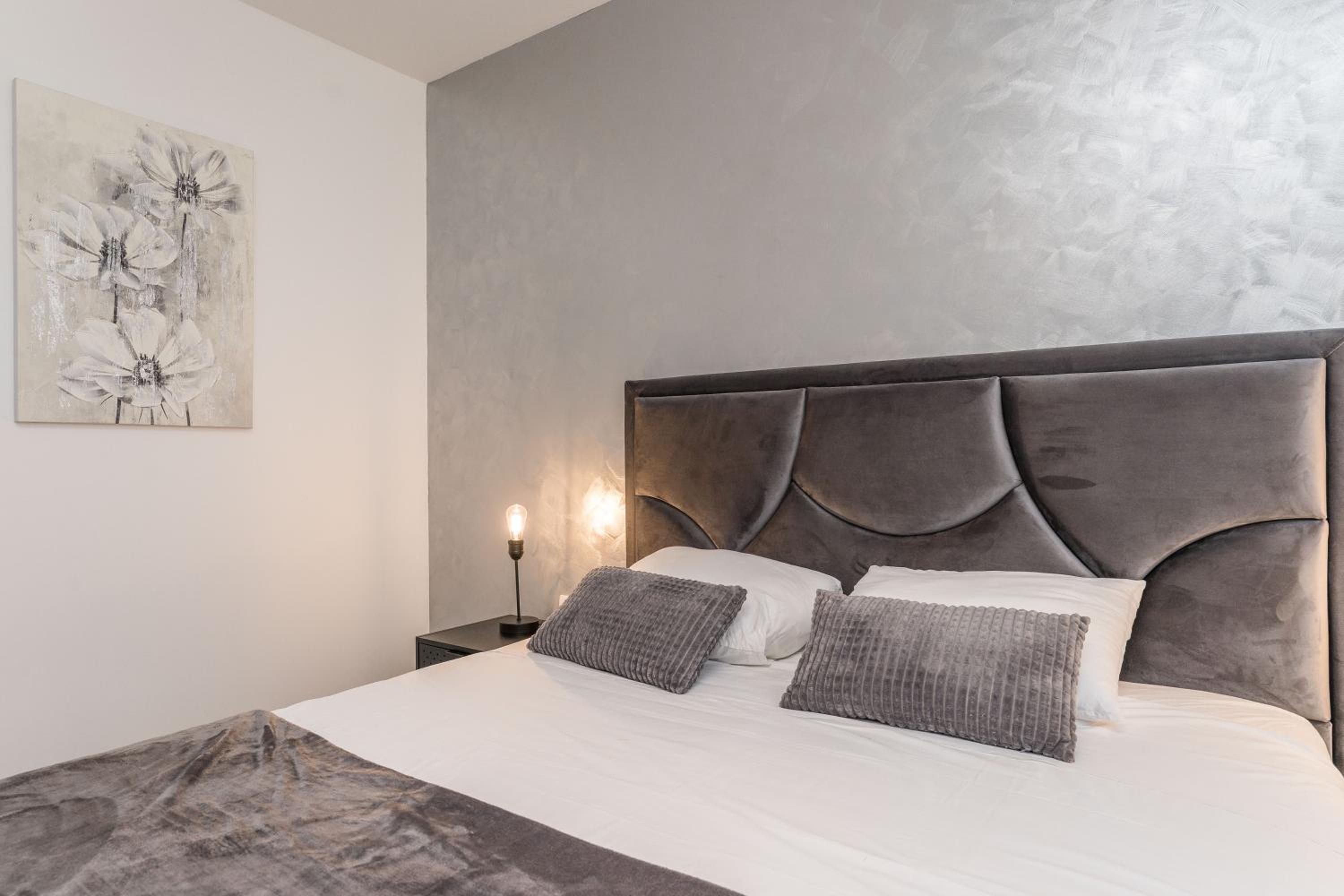Luxury Two Bedroom Apartment  photo 2