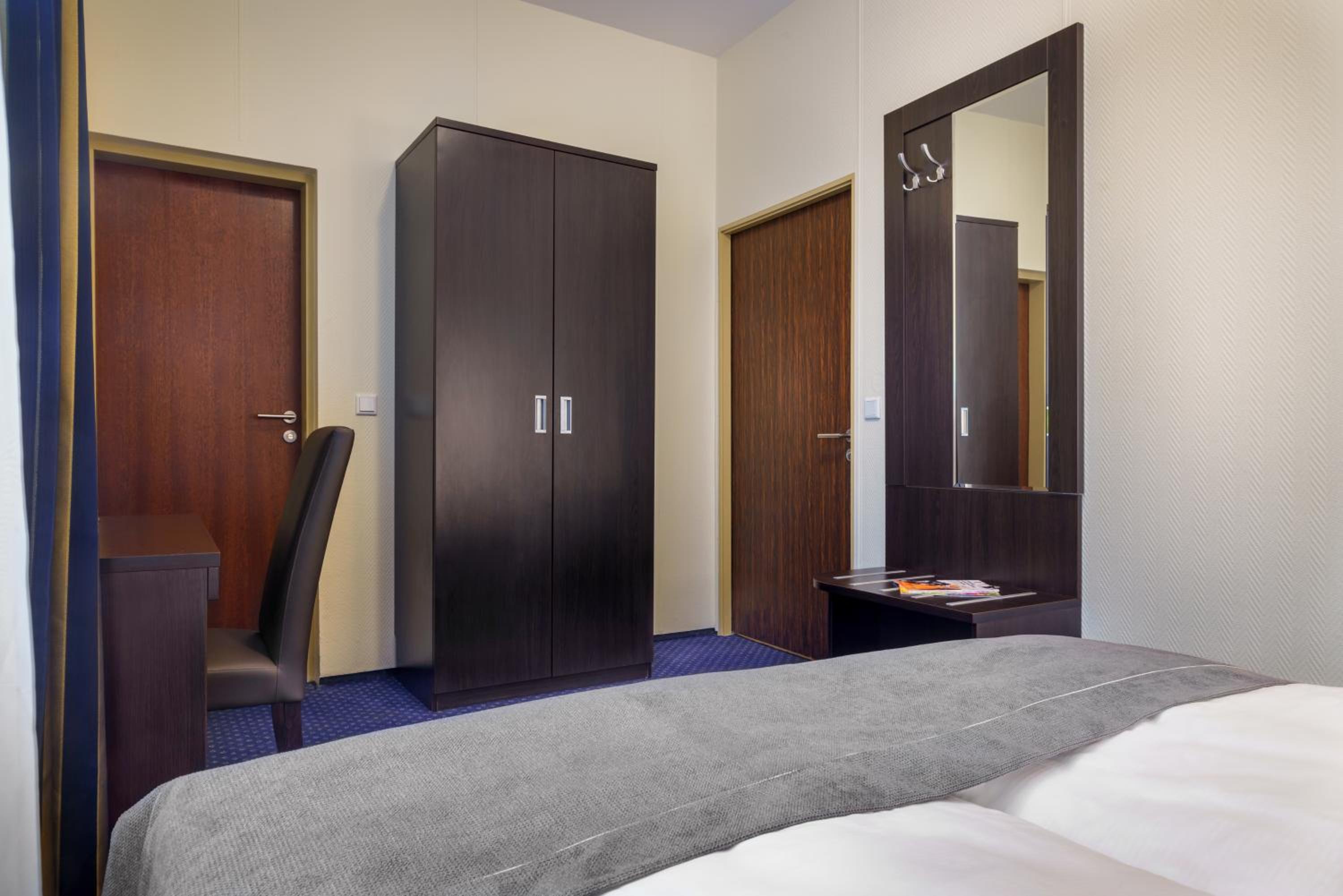Standard Double Room thumbnail 5