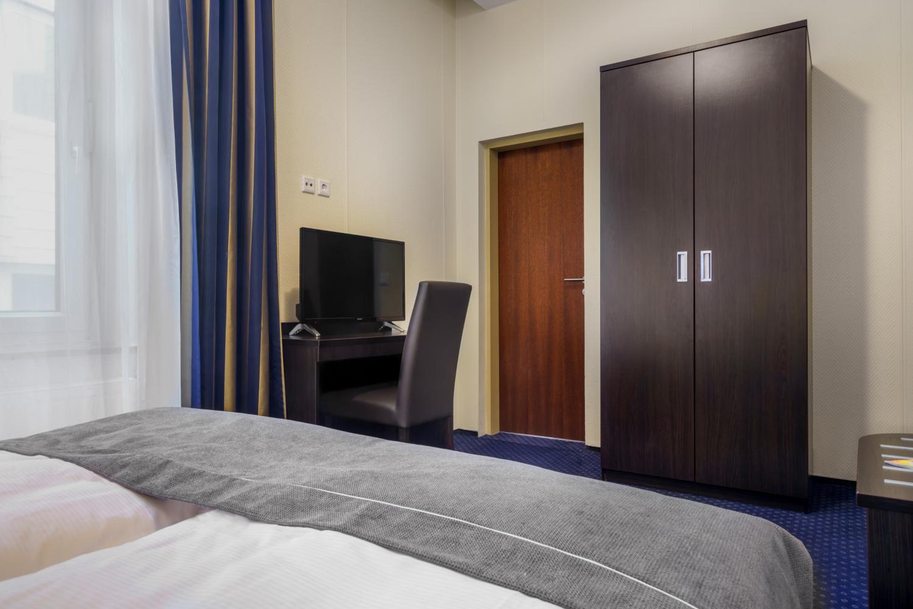 Standard Double Room thumbnail 6