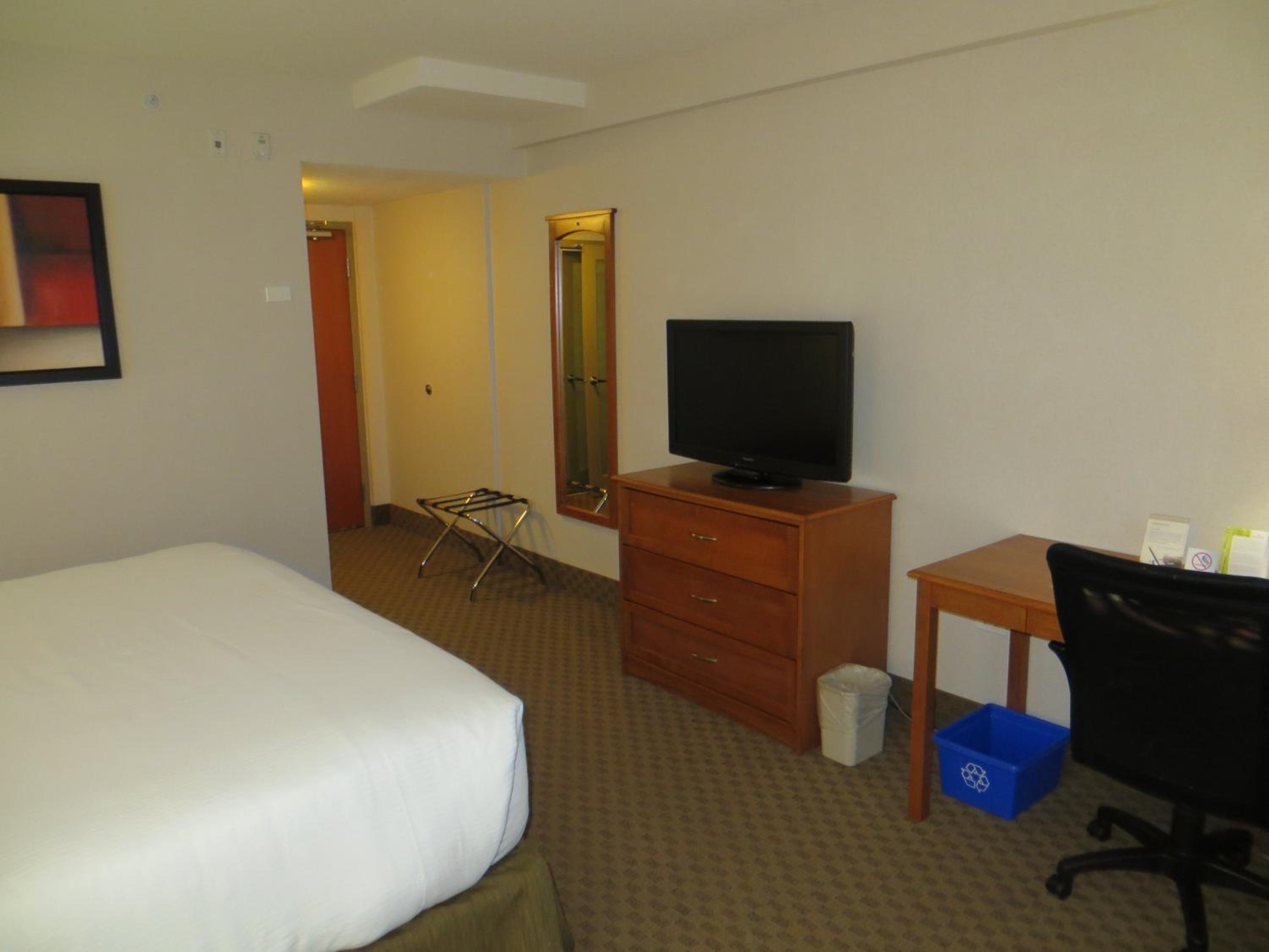 Deluxe Queen Room with Two Queen Beds - Non-Smoking - Photo 7
