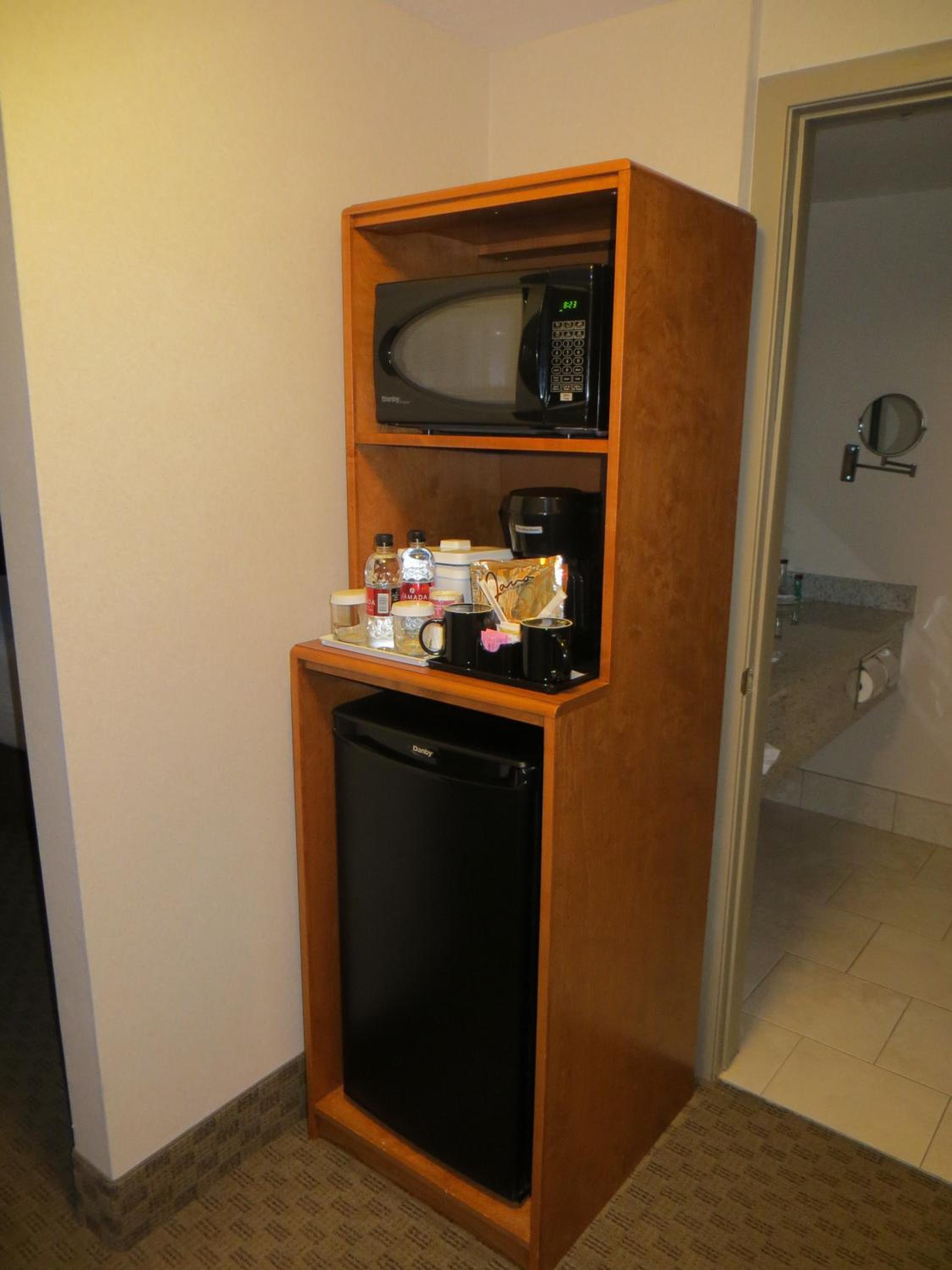 Deluxe Queen Room with Two Queen Beds - Non-Smoking - Photo 9