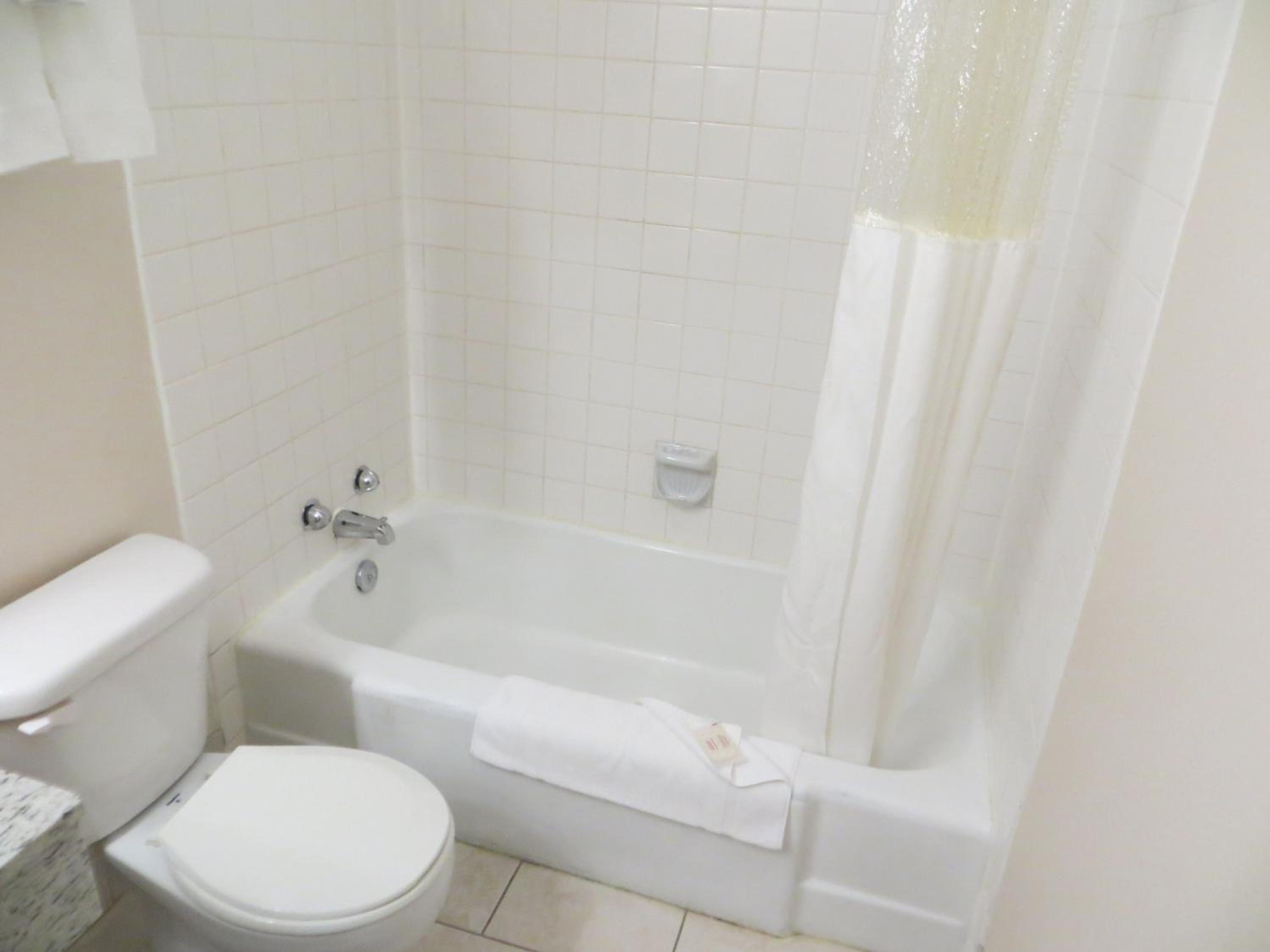 Deluxe Queen Room with Two Queen Beds - Non-Smoking - Photo 2