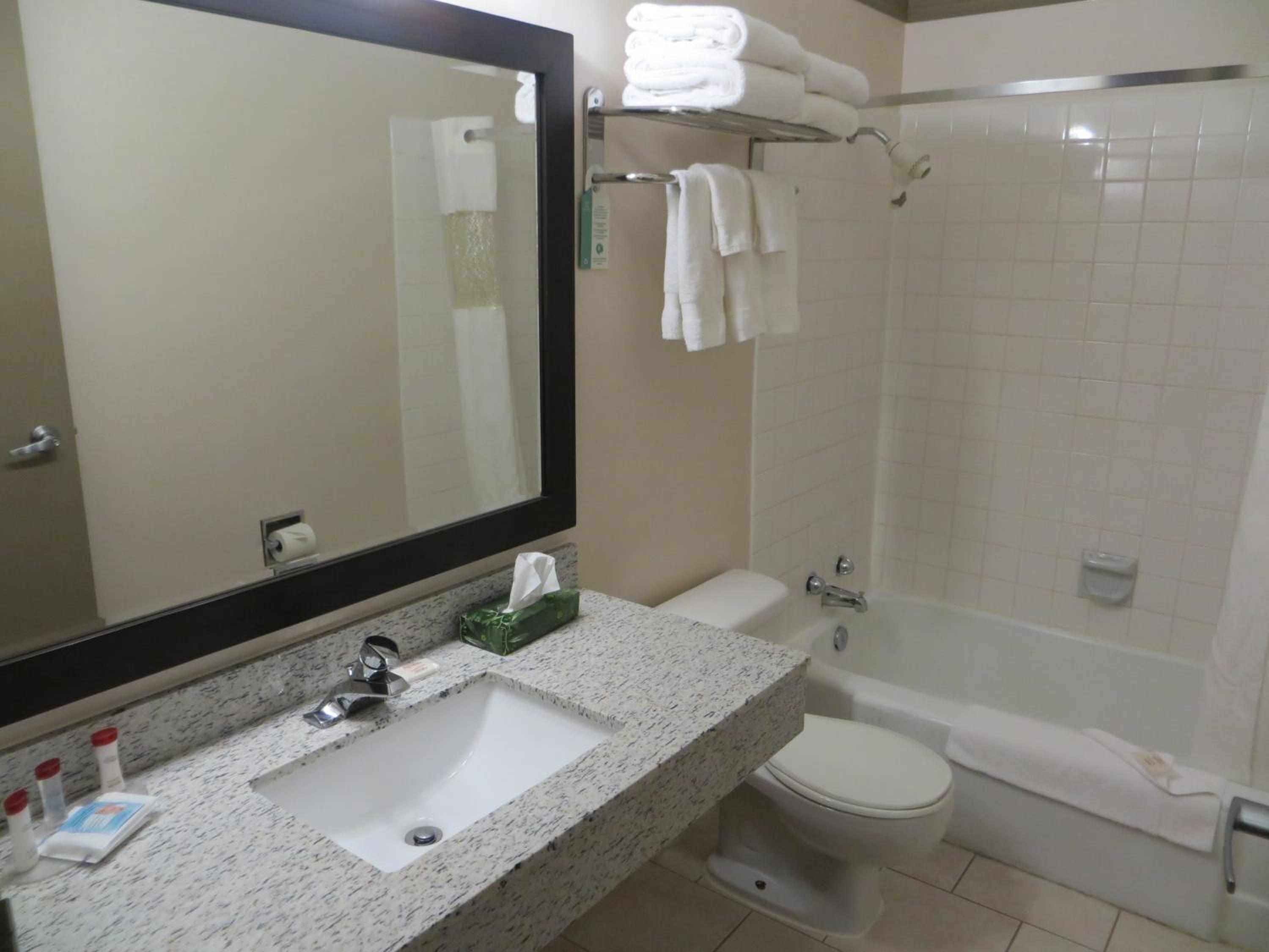 Deluxe Queen Room with Two Queen Beds - Non-Smoking - Photo 4