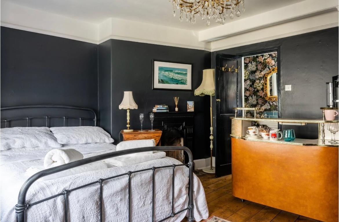 Large Double Room - Photo 1