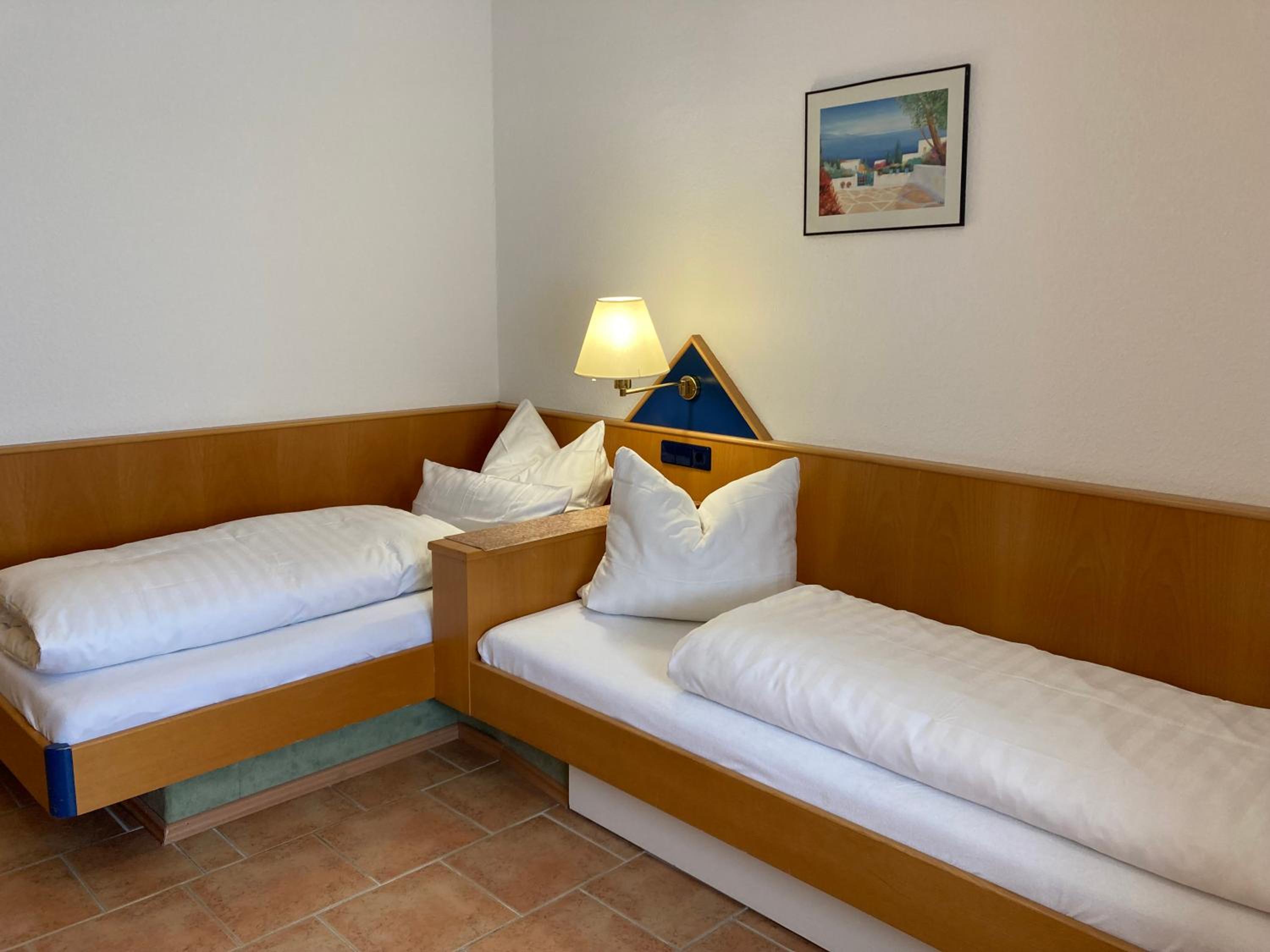 Small Twin Room - Photo 3