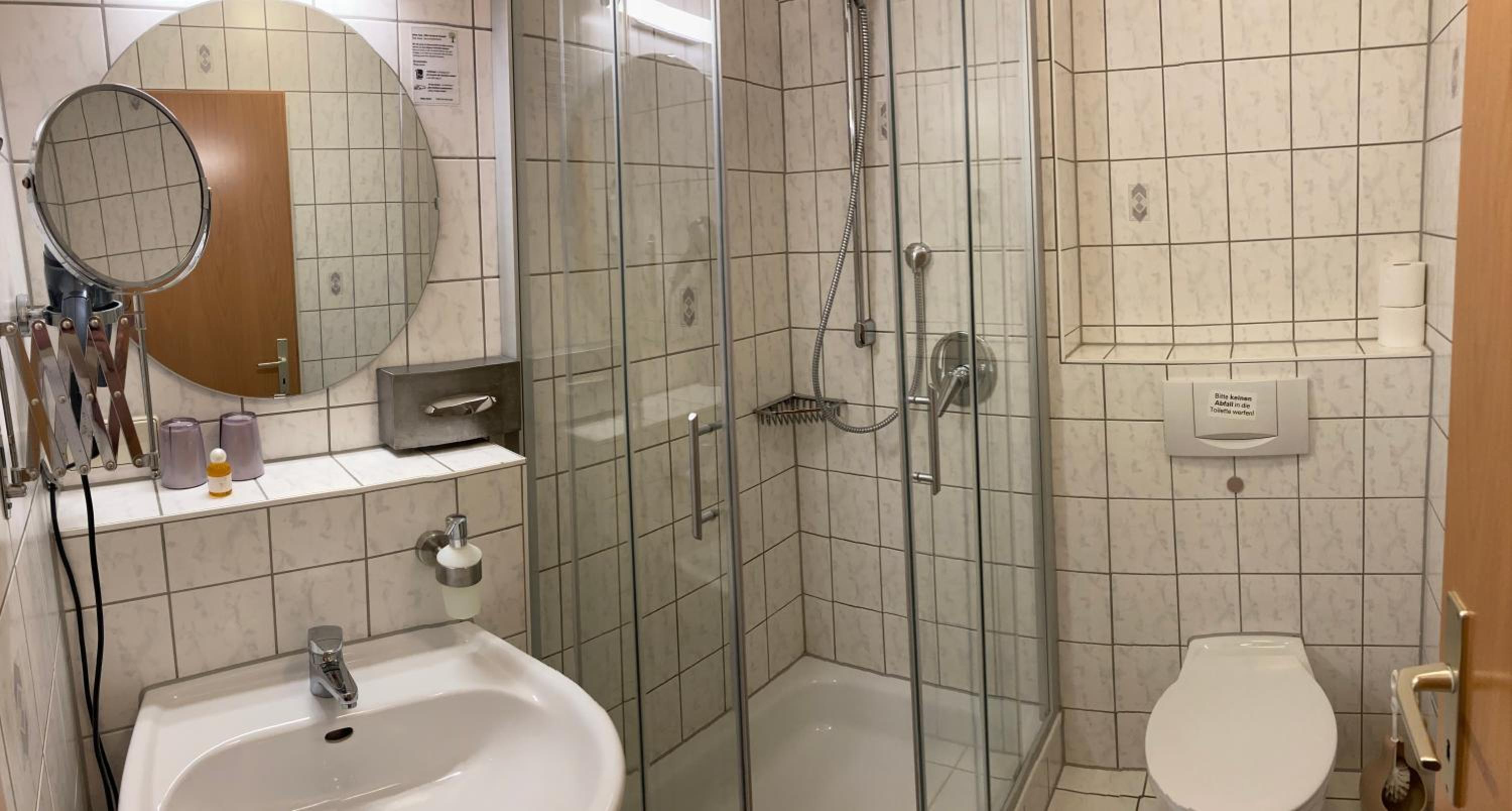 Small Twin Room - Photo 2