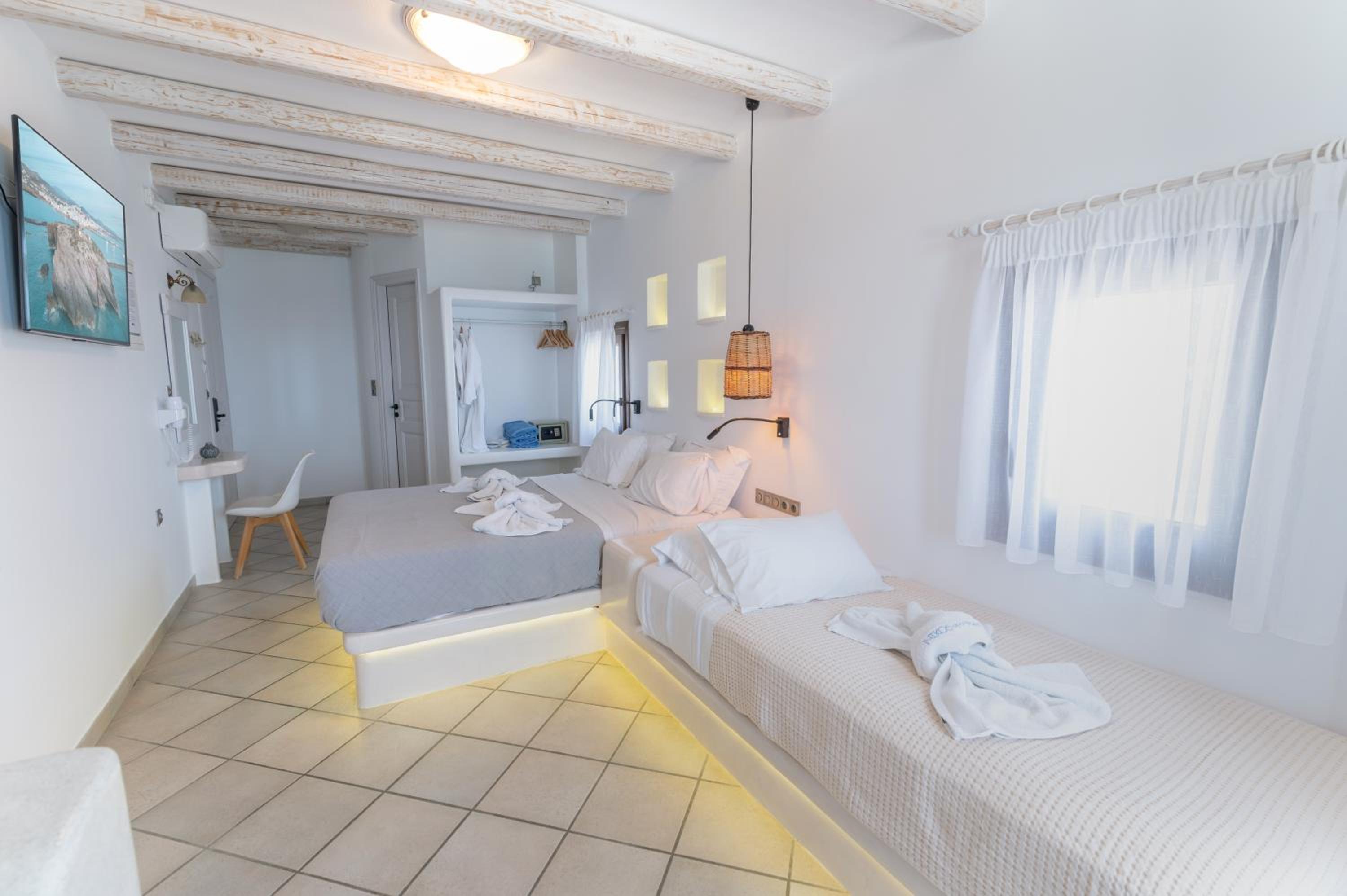 Deluxe Triple Room with Balcony and Sea View photo 3