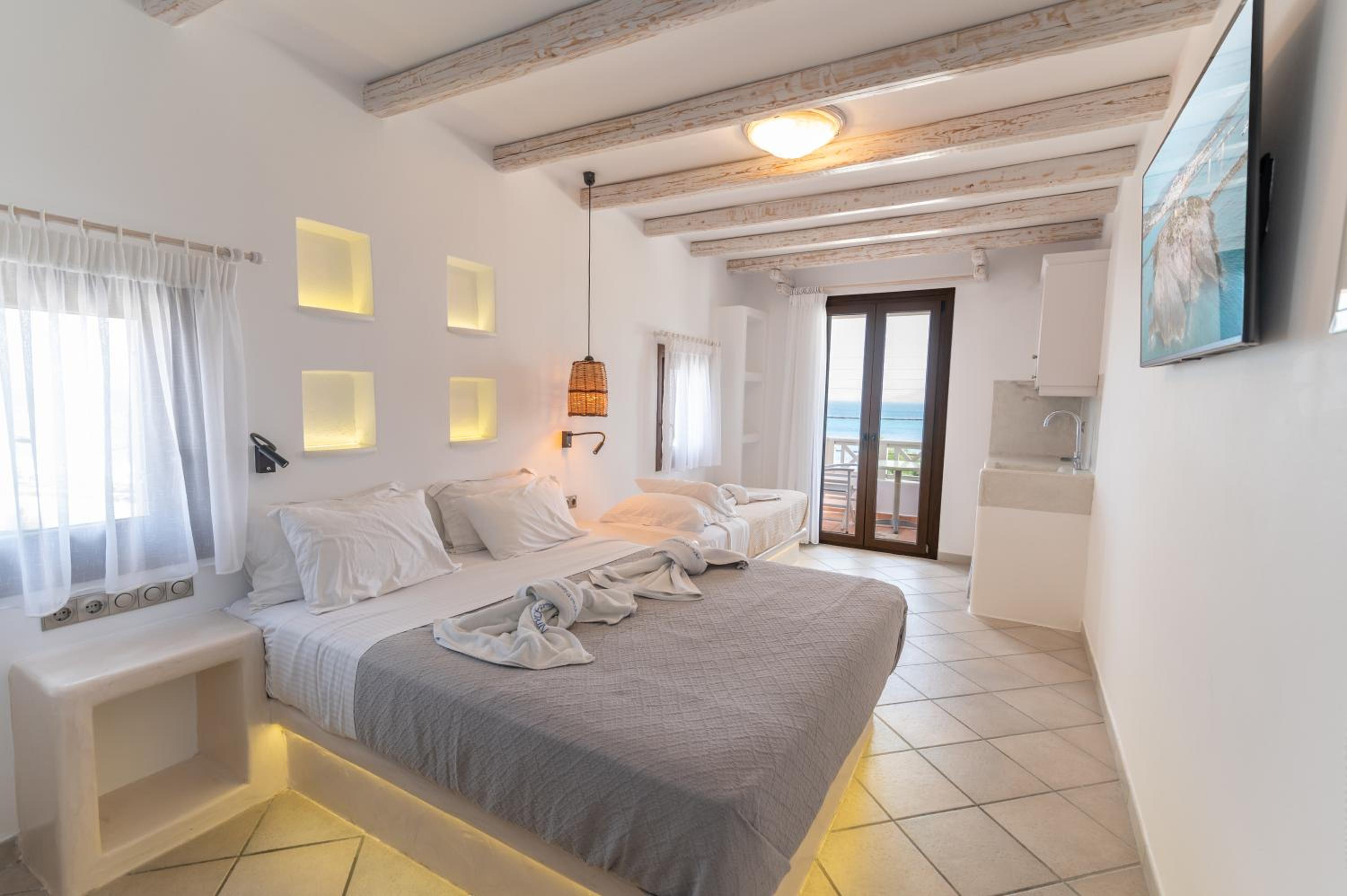 Deluxe Triple Room with Balcony and Sea View photo 2