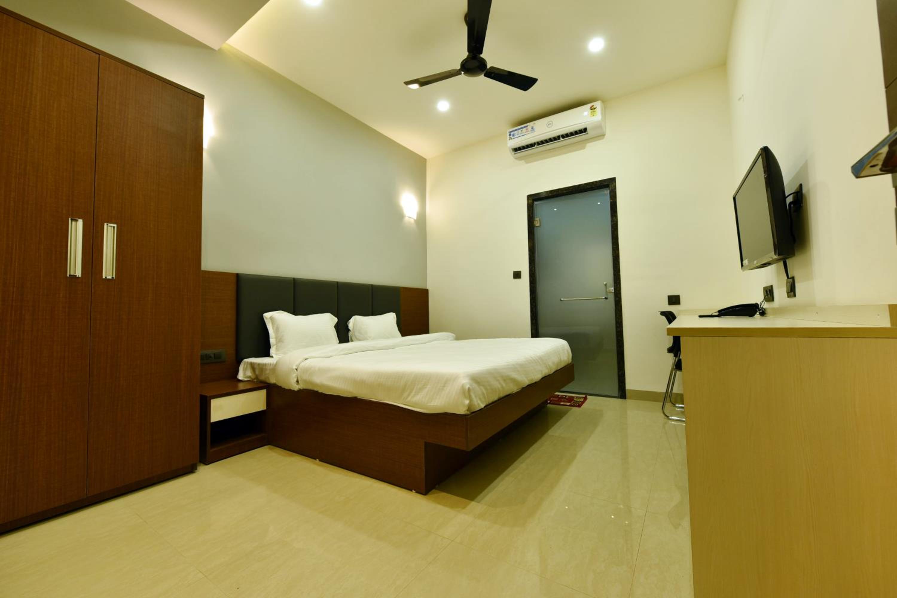 Deluxe Room - Photo 2