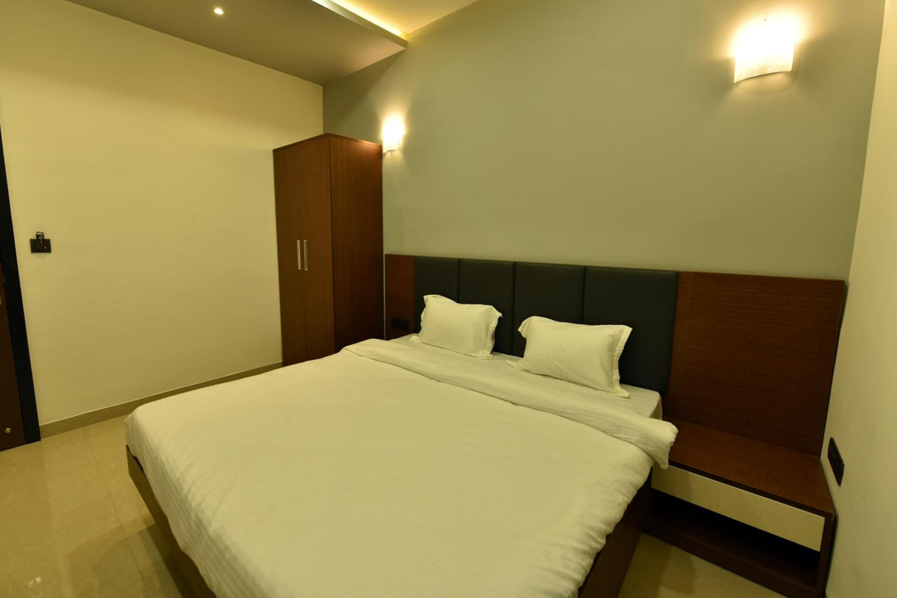 Deluxe Room - Photo 10