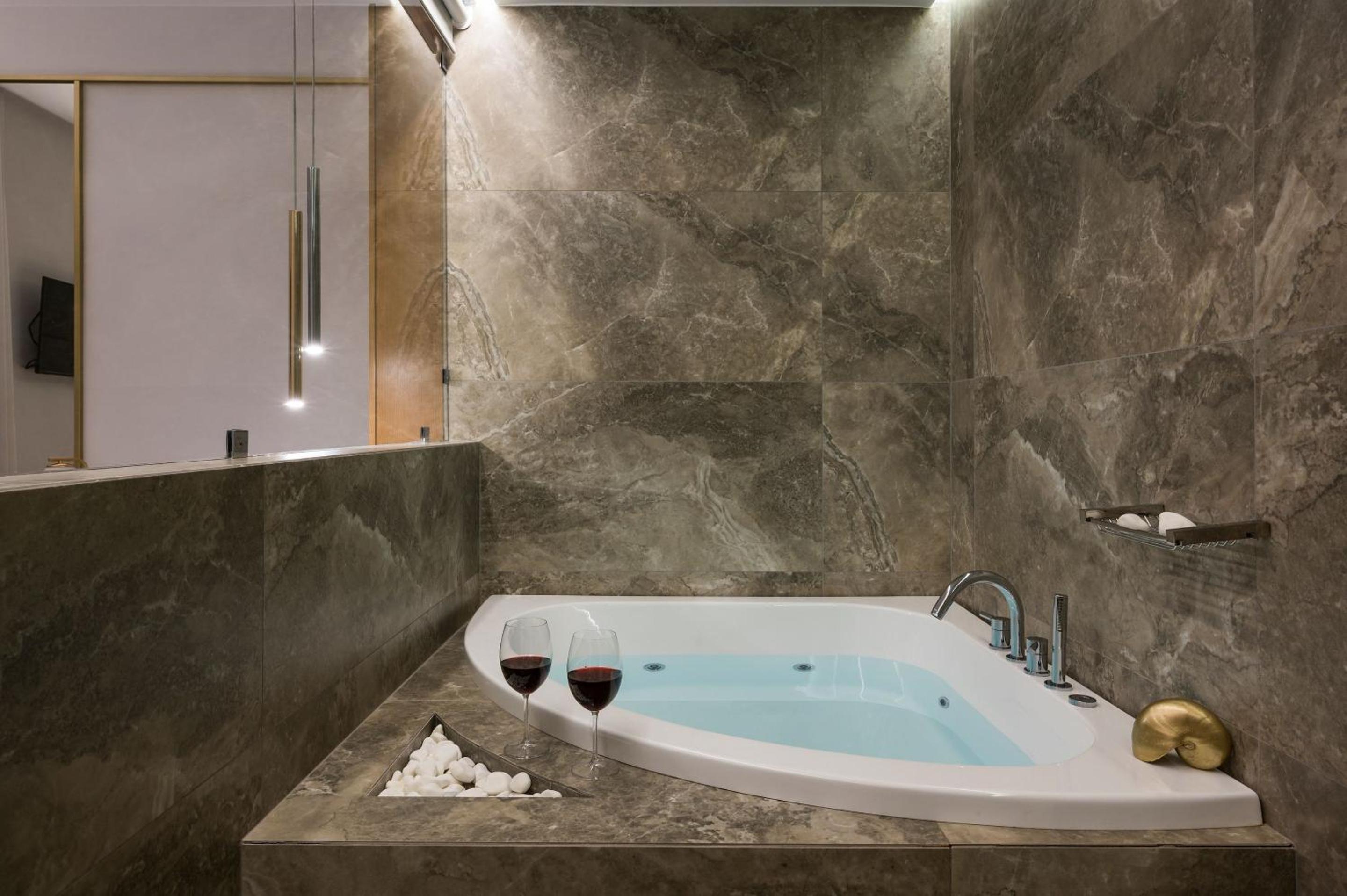 Suite with spa bath - Photo 6
