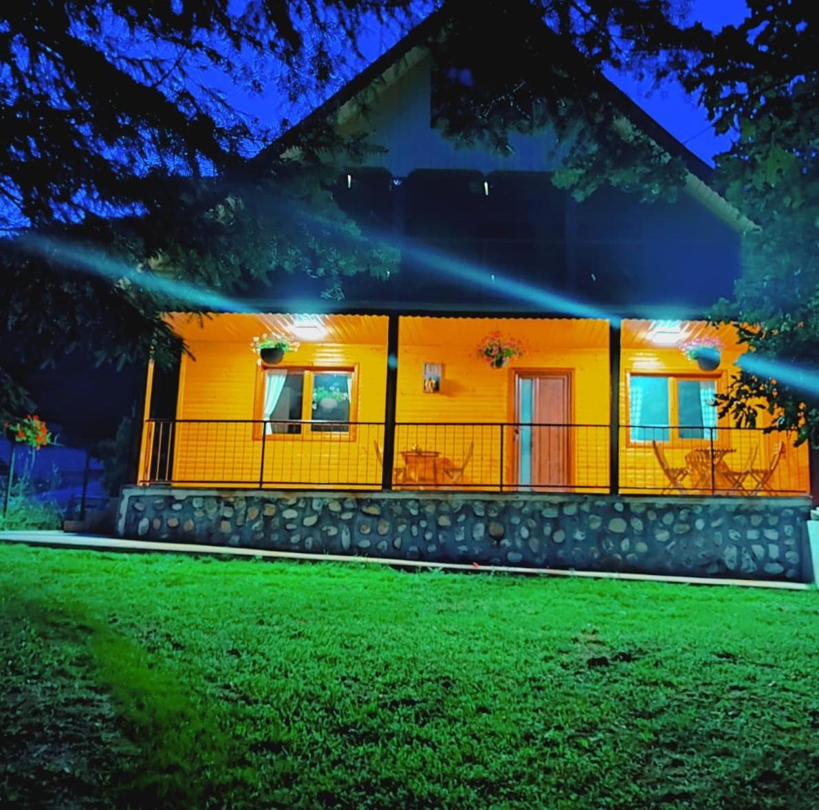 Five-Bedroom House photo 2