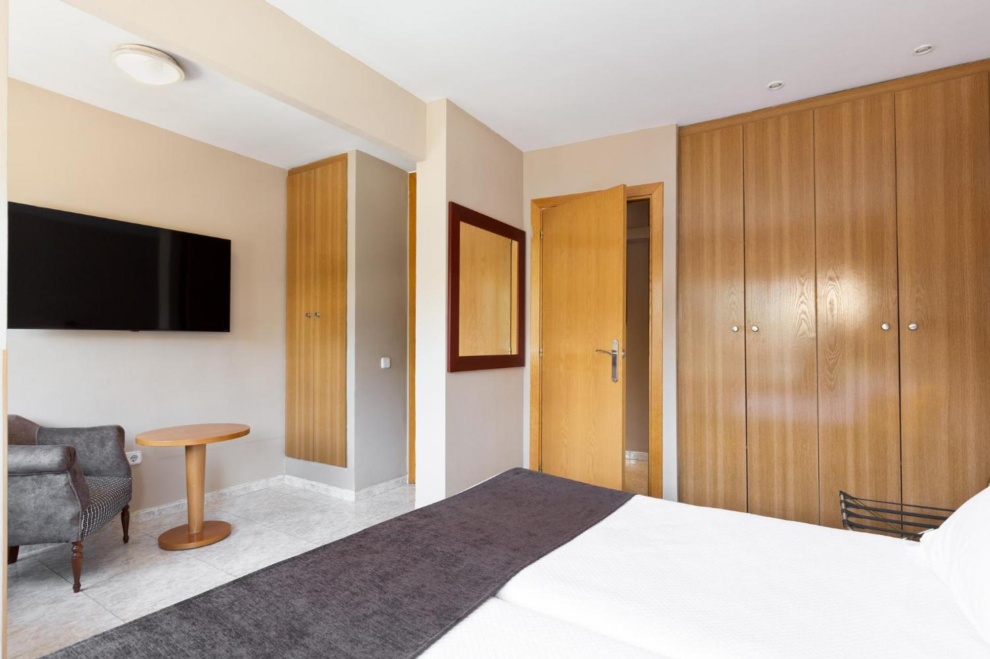Double Room With Extra Bed (2 Adults + 1 Child) photo 3