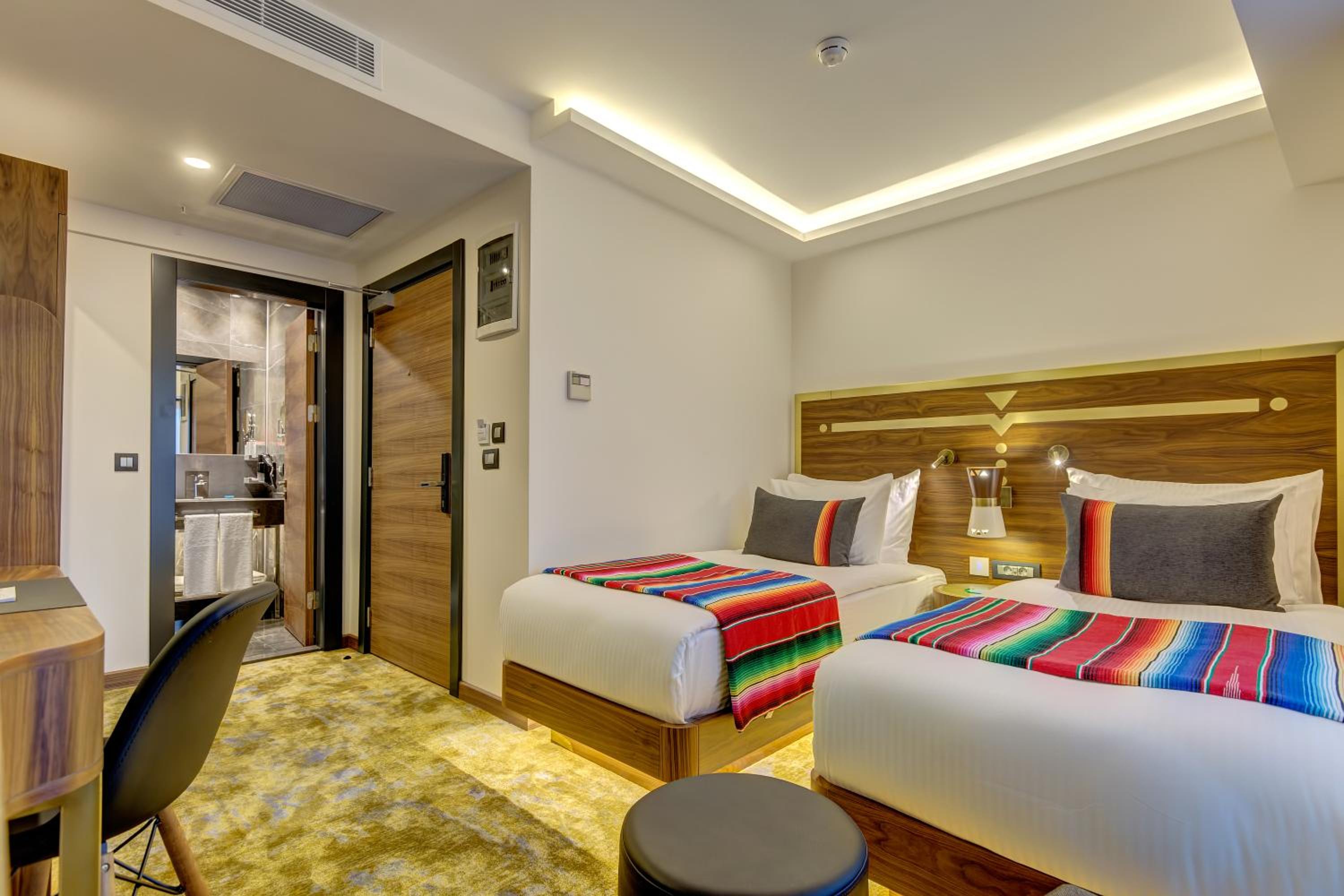 Standard Twin Room thumbnail 5
