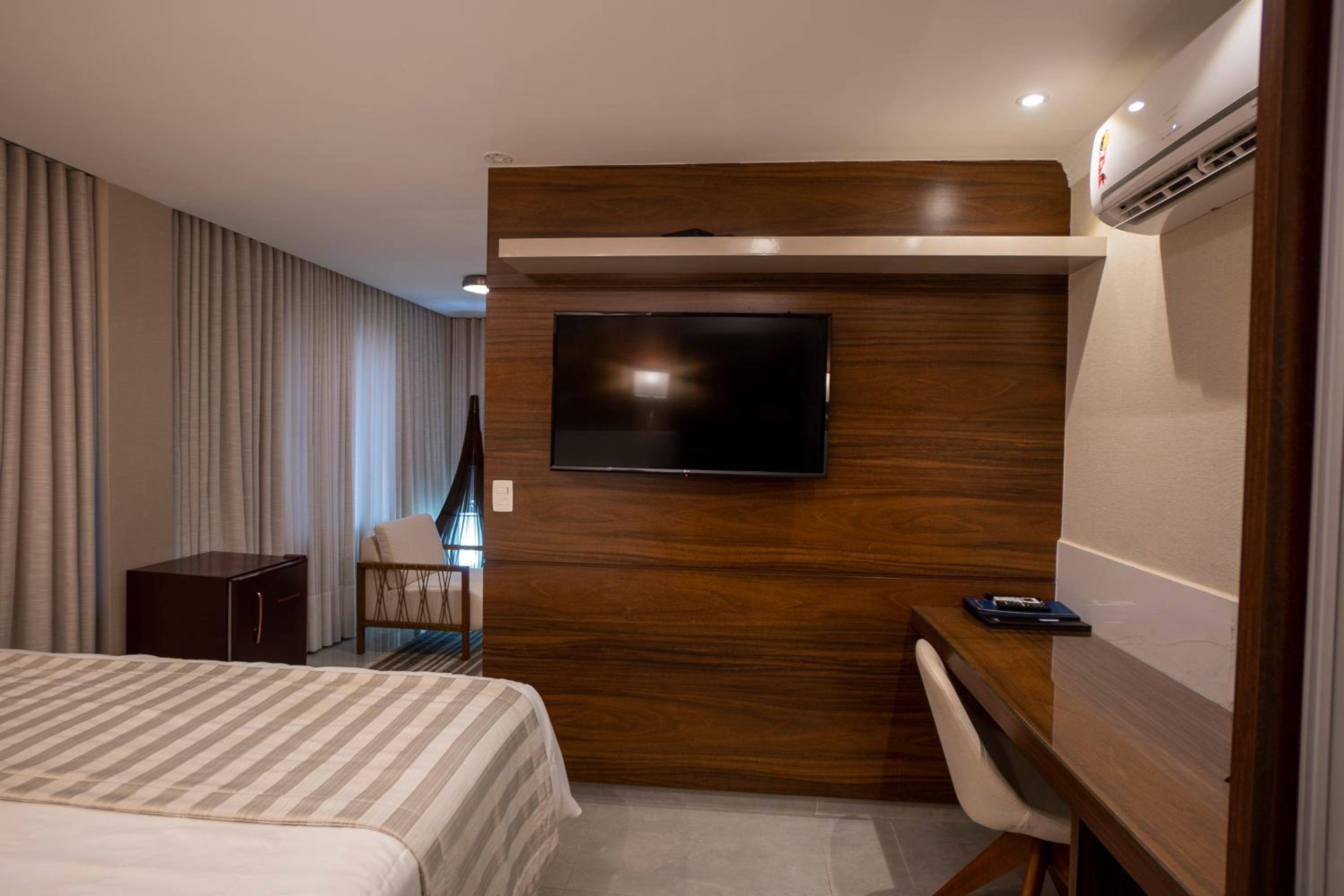 Suite with Hot Tub photo 2