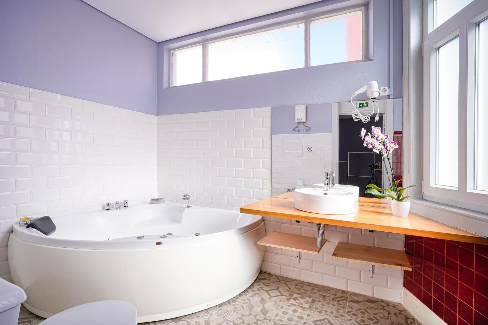 Deluxe Suite with Spa Bath - Photo 2