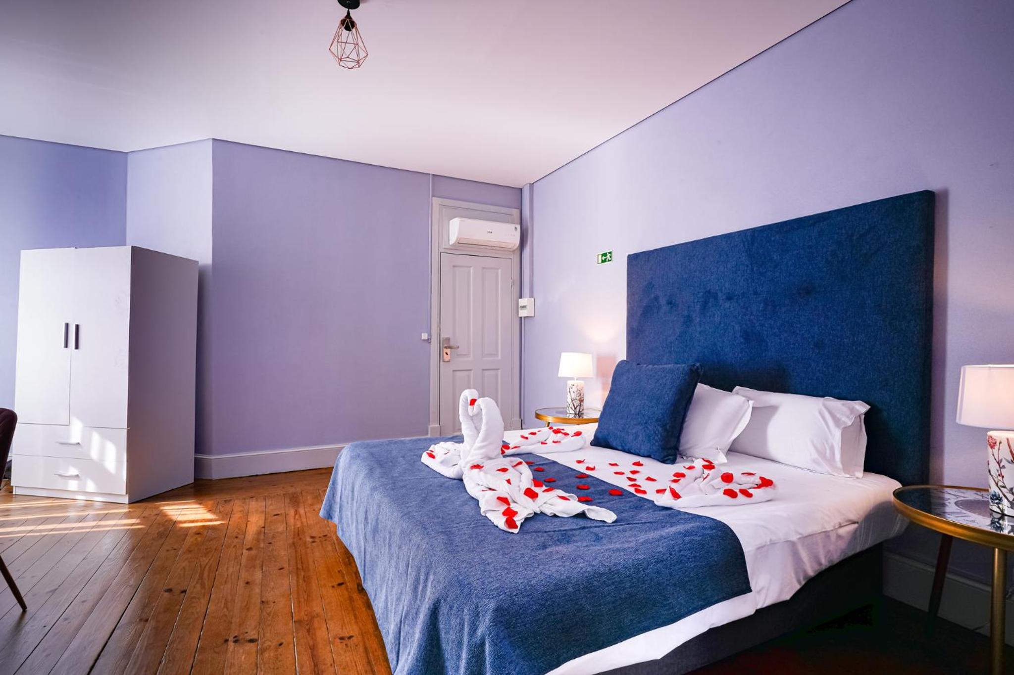 Deluxe Suite with Spa Bath - Photo 9