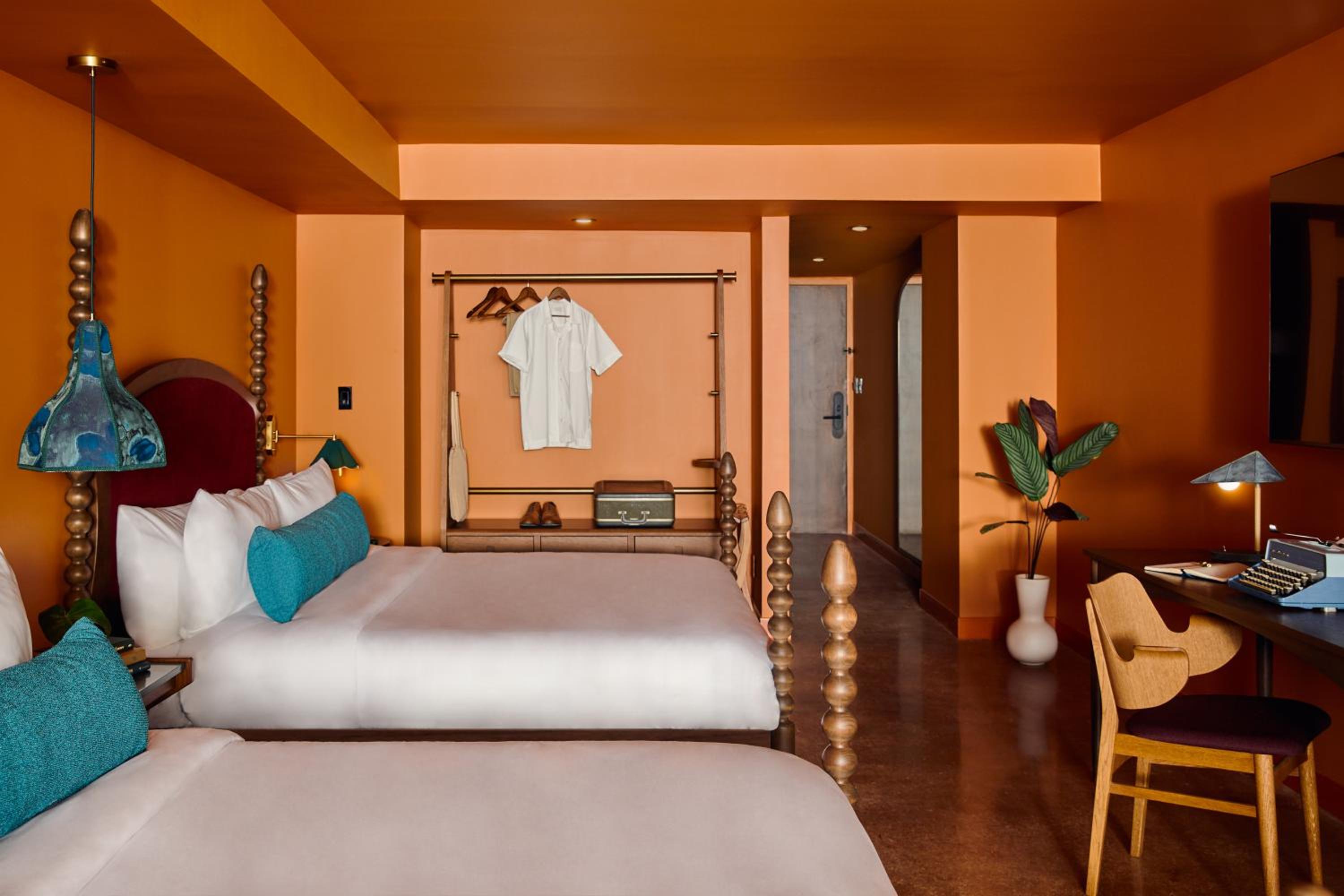 Deluxe Double King Room - Photo 8