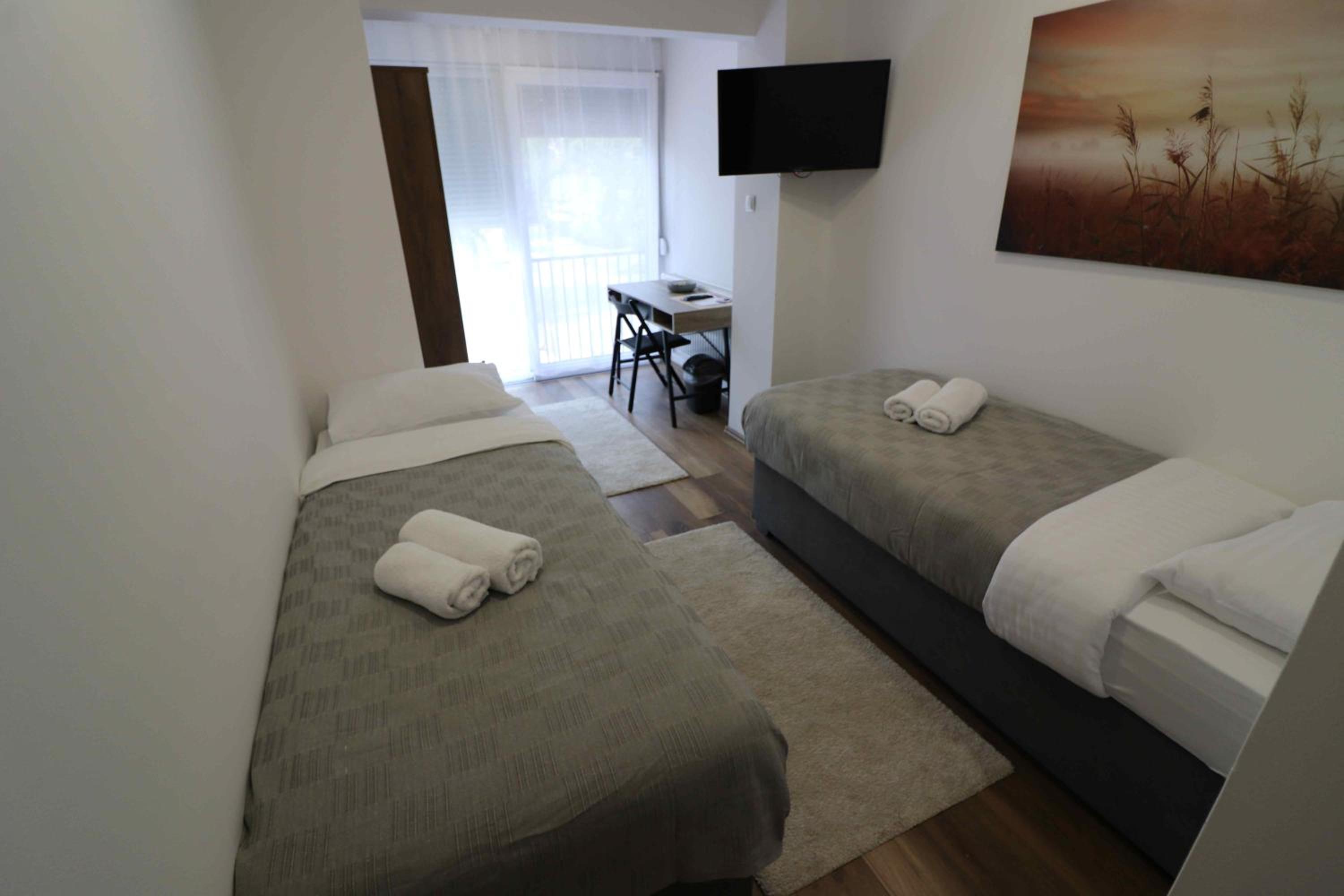 Deluxe Double or Twin Room with City View - Photo 11