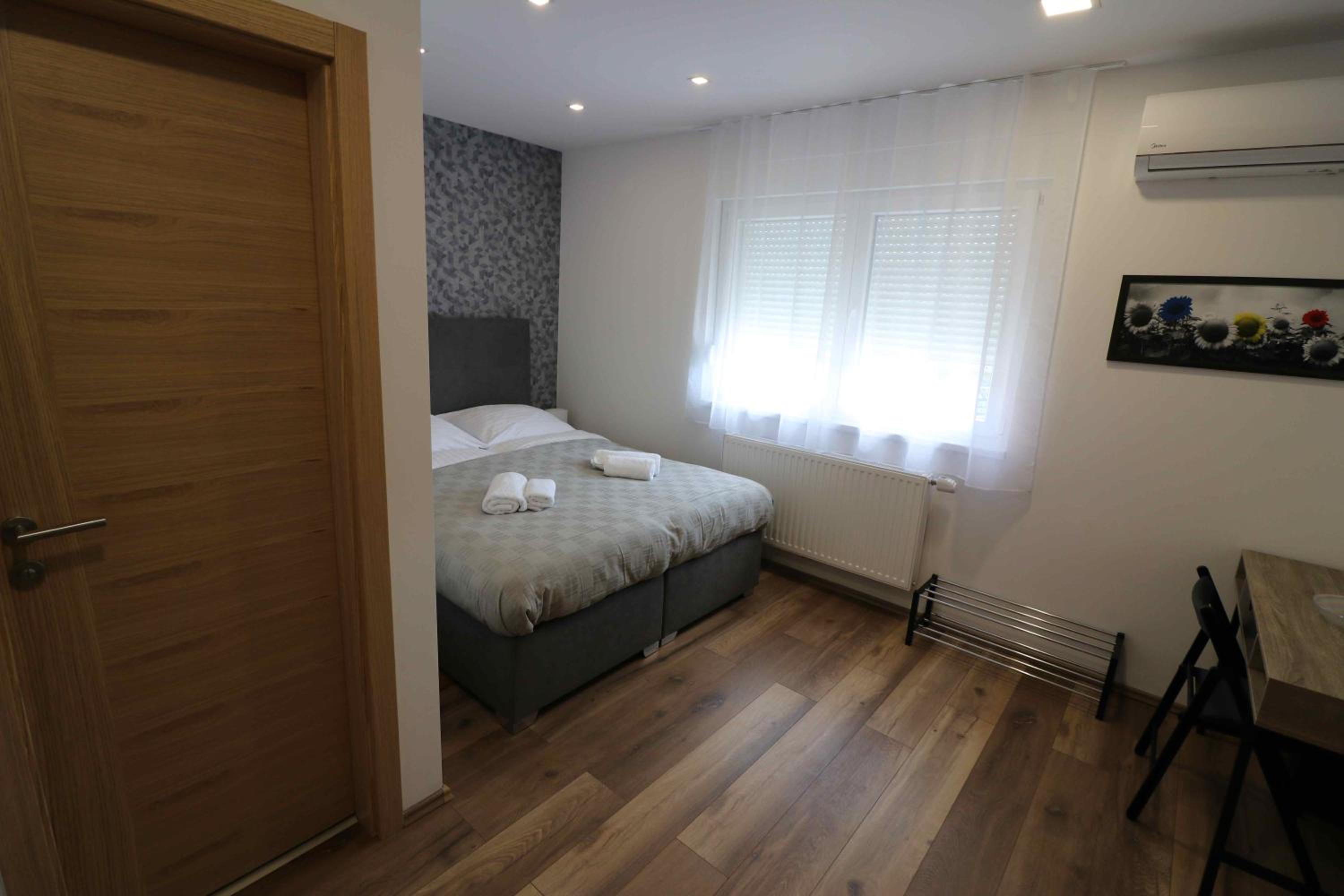 Apartment with Terrace - Photo 12