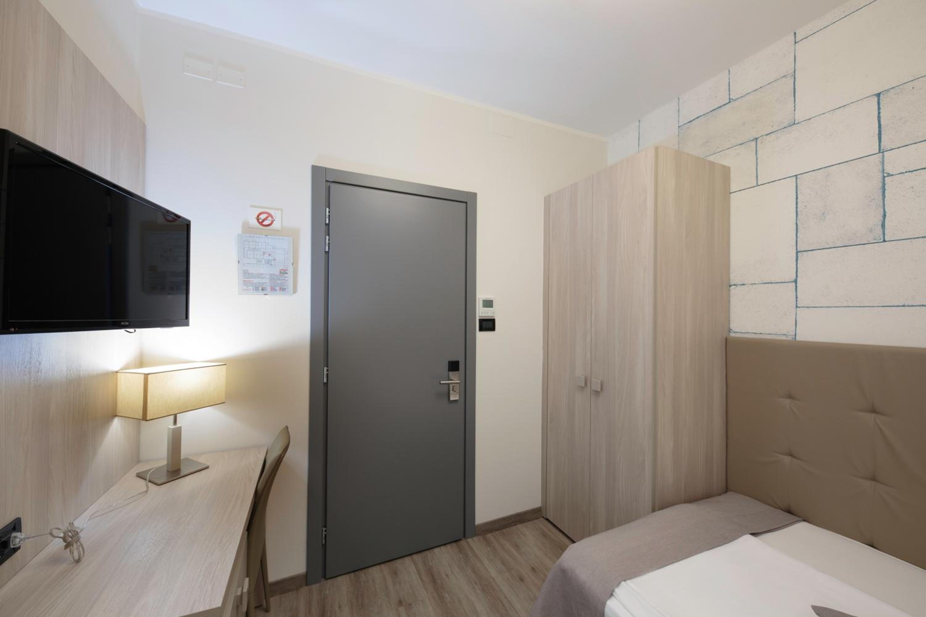 Small Single Room photo 3