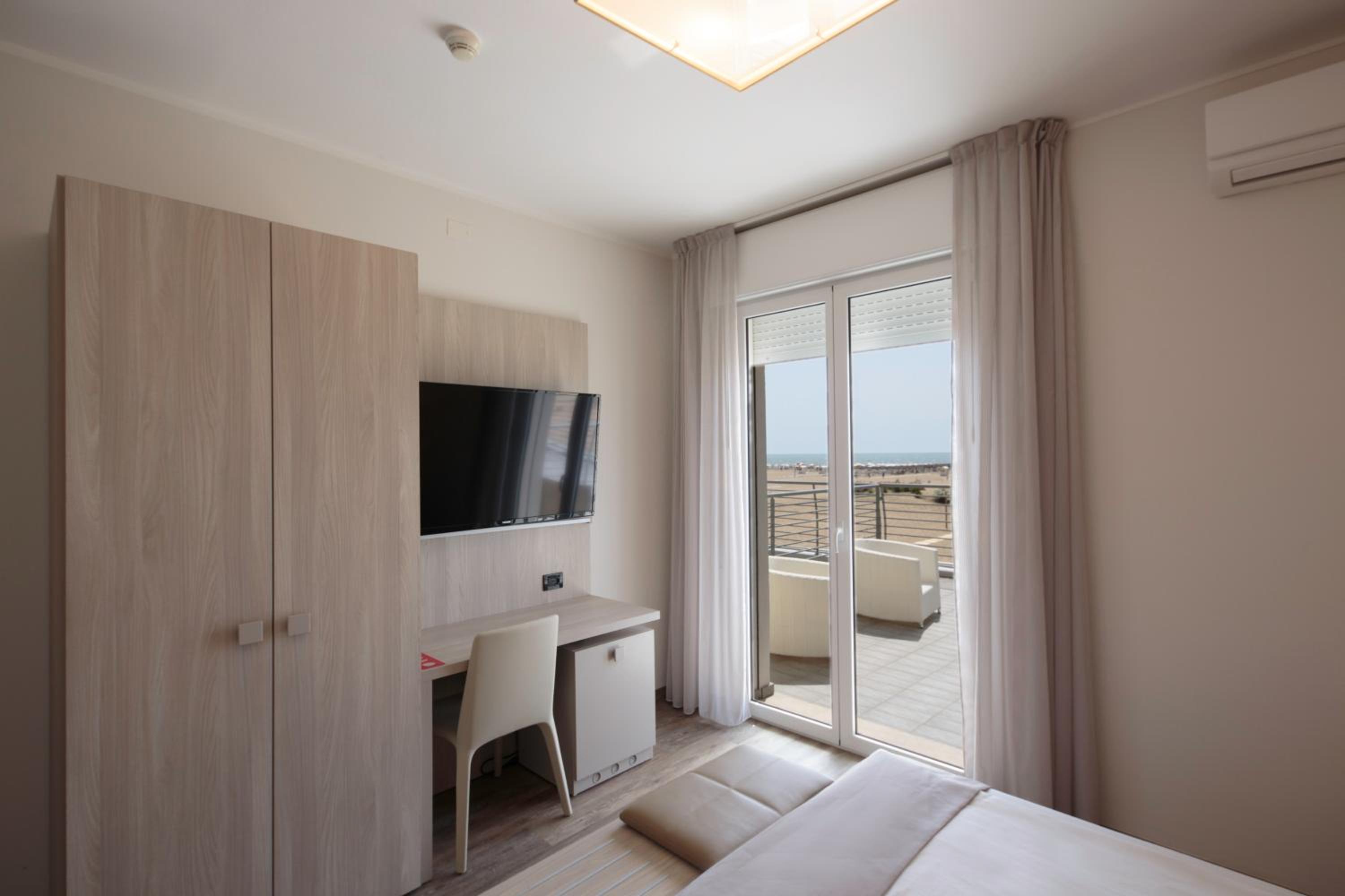 Double or Twin Room with Balcony and Front Sea View photo 2